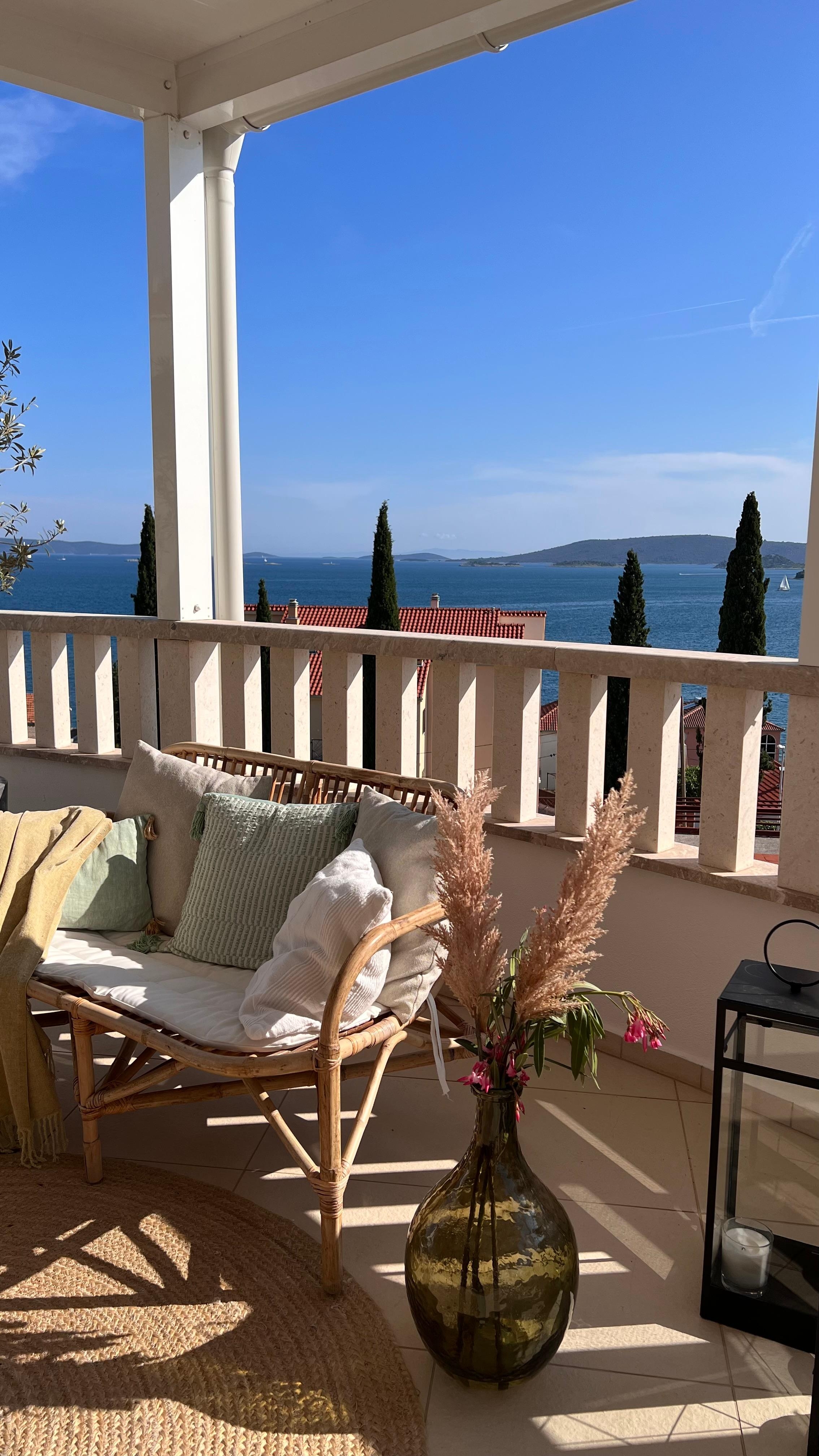 Ausblick aufs Meer 
#couchliebt #ausblick #terrasse #solebich #zuhauseammeer