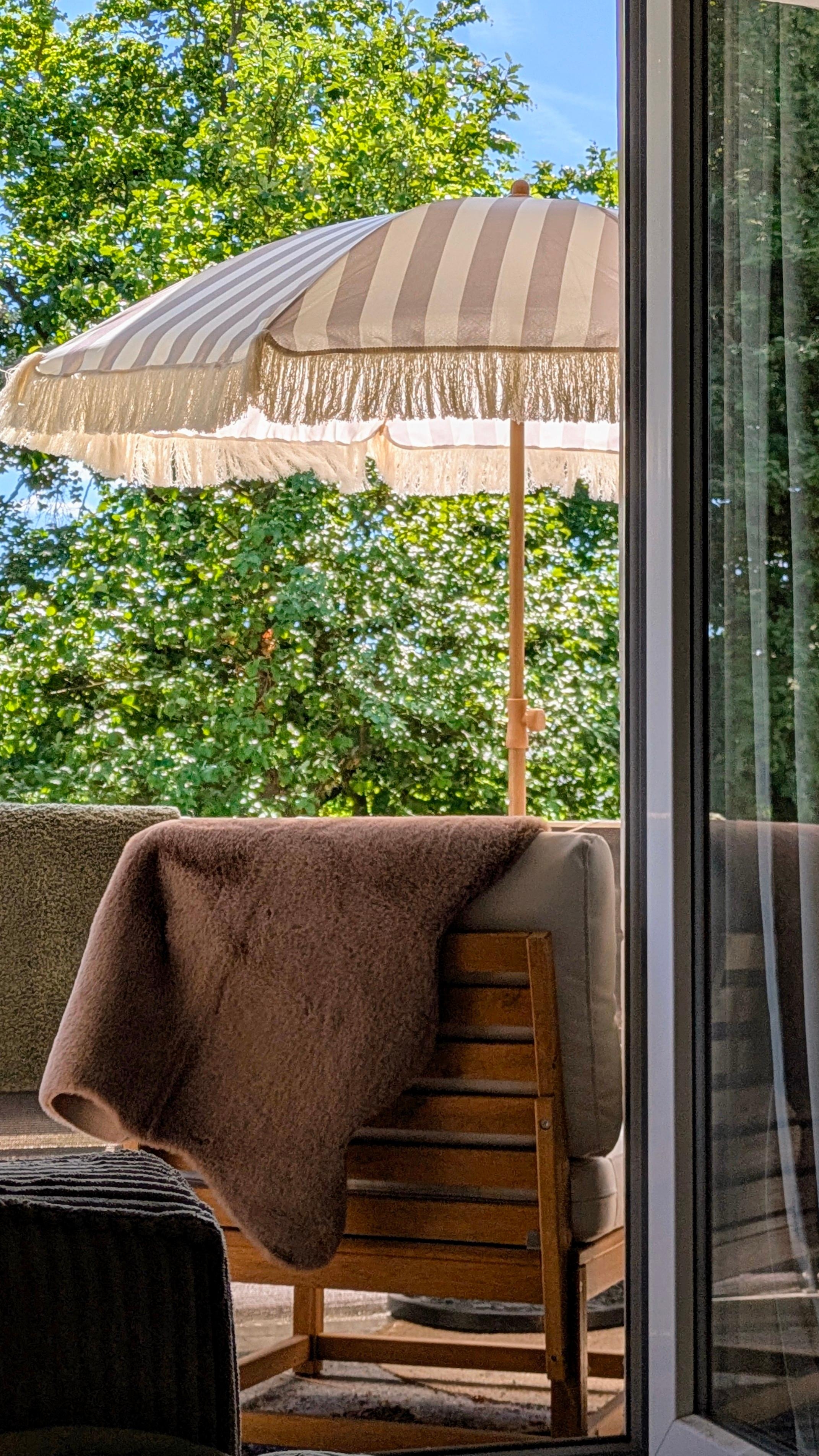 #ausblick #sonne #balkon #couchliebt #loungemöbel #ikea #sommer #sonnenschirm