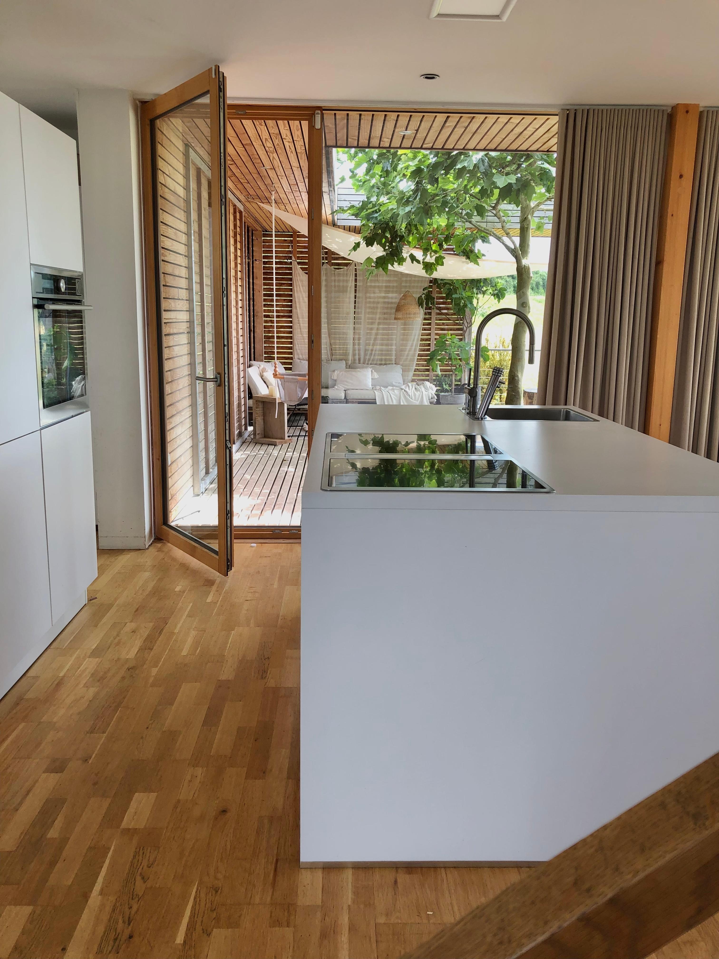 Ausblick und Einblick in unsere Küche #kitchen #kücheninsel #terrasse