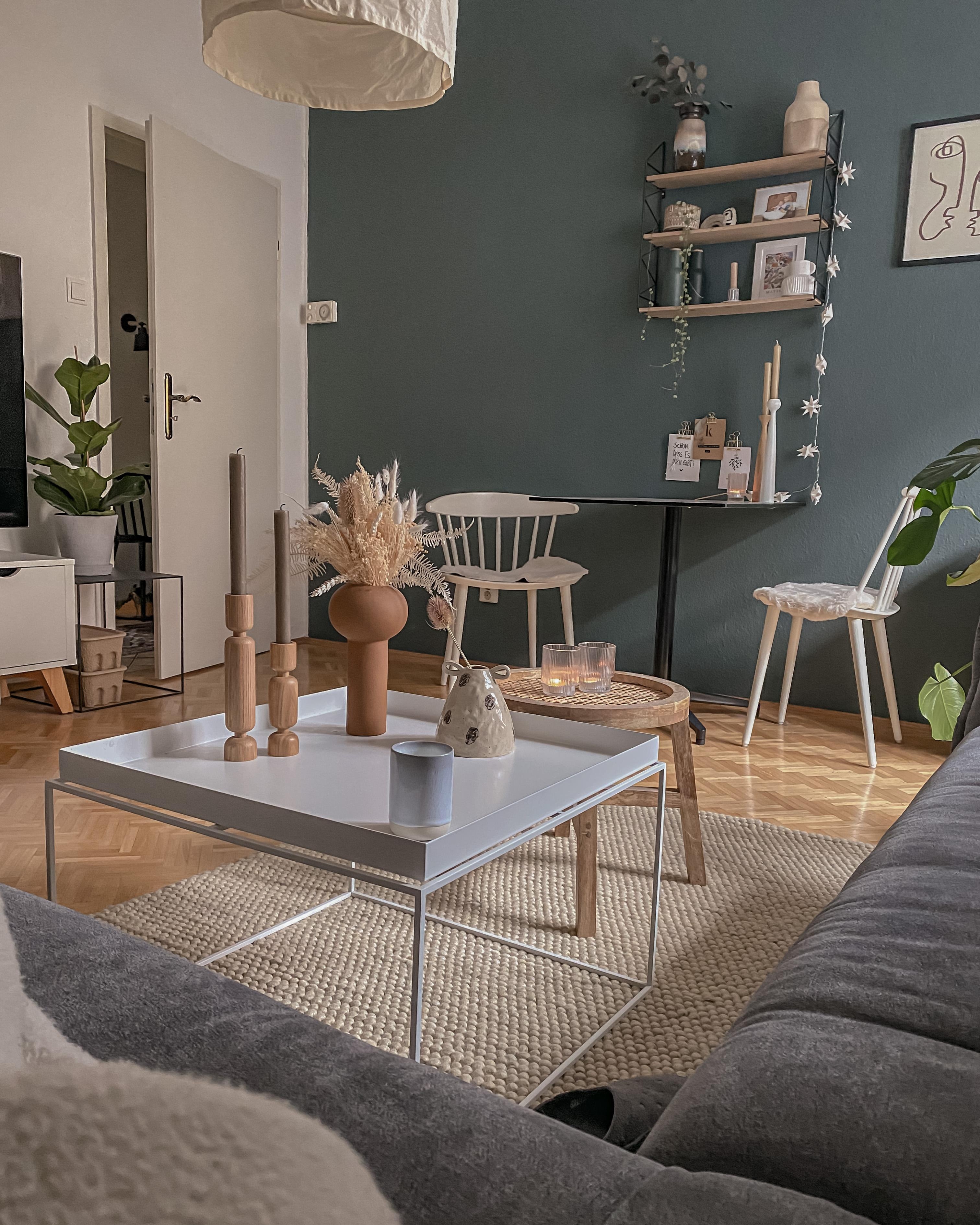 Ausblick von der Couch!🧡 #wohnzimmer #livingroom #wandfarbegrün #wandfarbe #altbauliebe #couchtisch