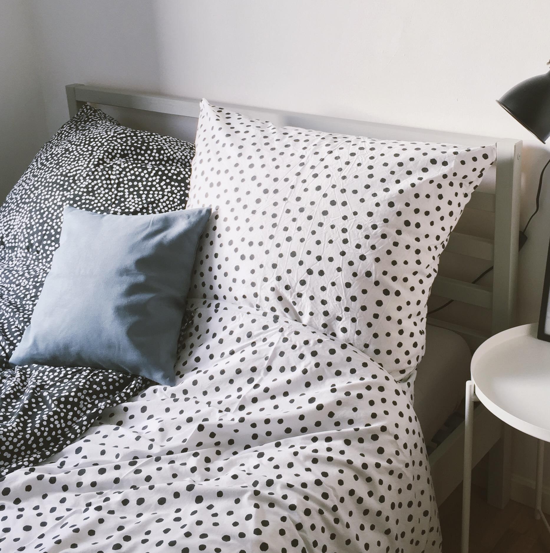 Ausschnitt aus meinem Schlafzimmer, ich liebe die Bettwäsche von H&M Home. Das Bett habe ich selber gestrichen. #bett 