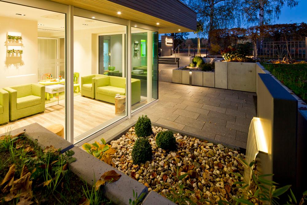 Aussenbeleuchtung I Zahnarztpraxis #terrasse #sofa #grünessofa #terrassengestaltung #hausgestaltung ©©Deutrich I mellie