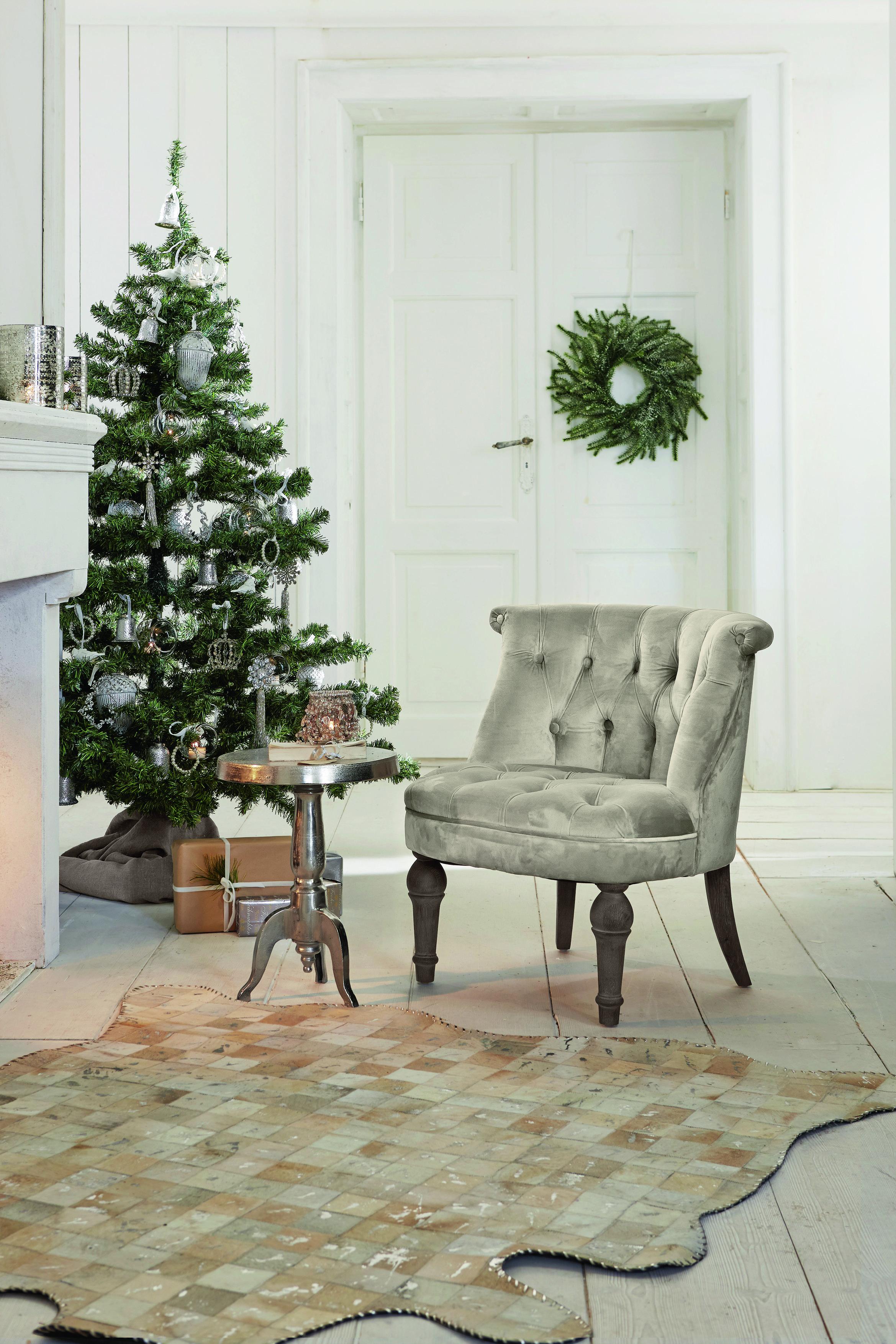Außergewöhnlicher Baumschmuck in edlem silber #beistelltisch #sessel #windlicht #weihnachtsdeko ©LOBERON