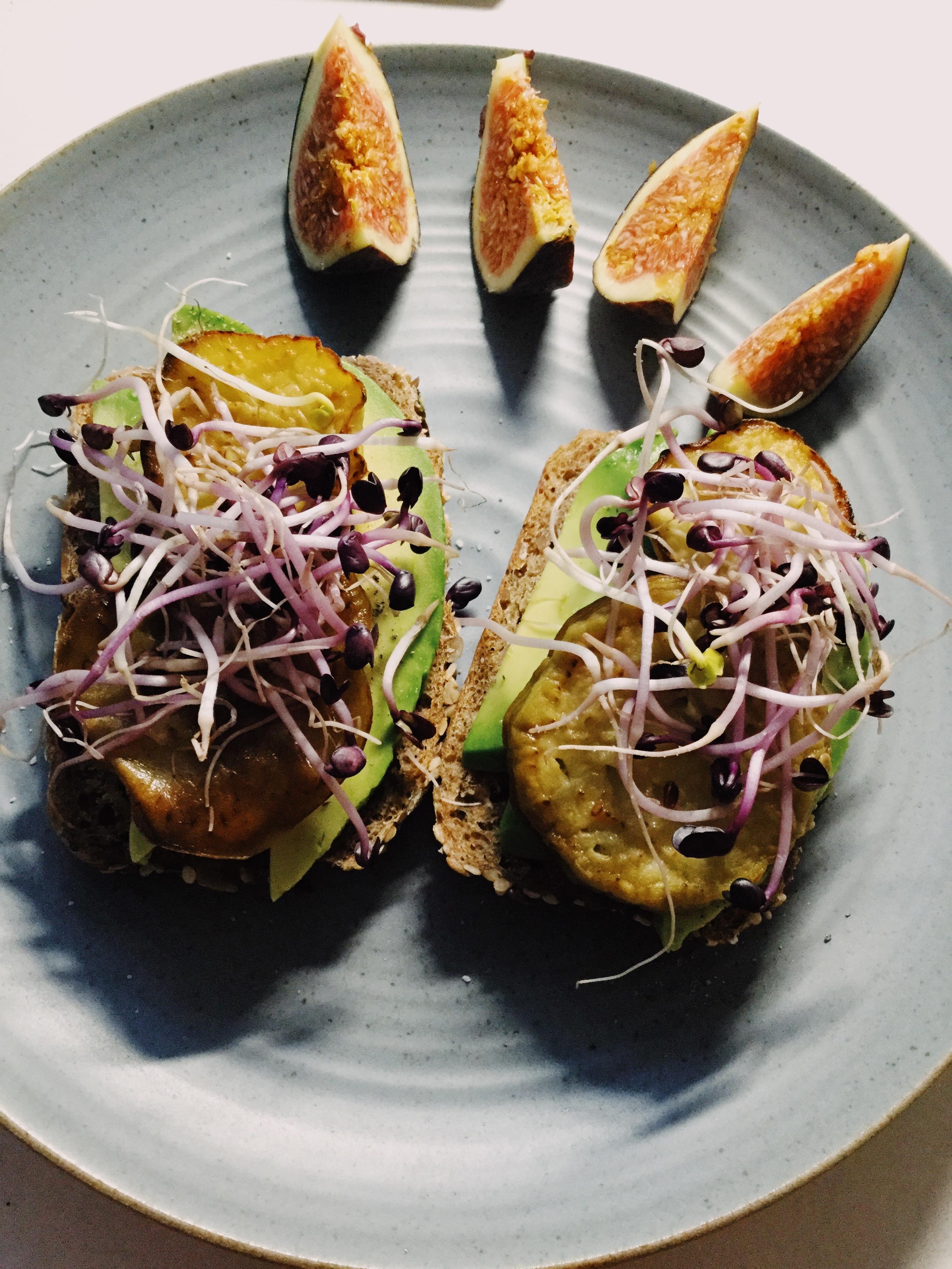 Avocadobrot mit gegrillter Aubergine und Rettichsprossen 😍 #foodlove #vegan #gesund #foodismedicine #lecker 
