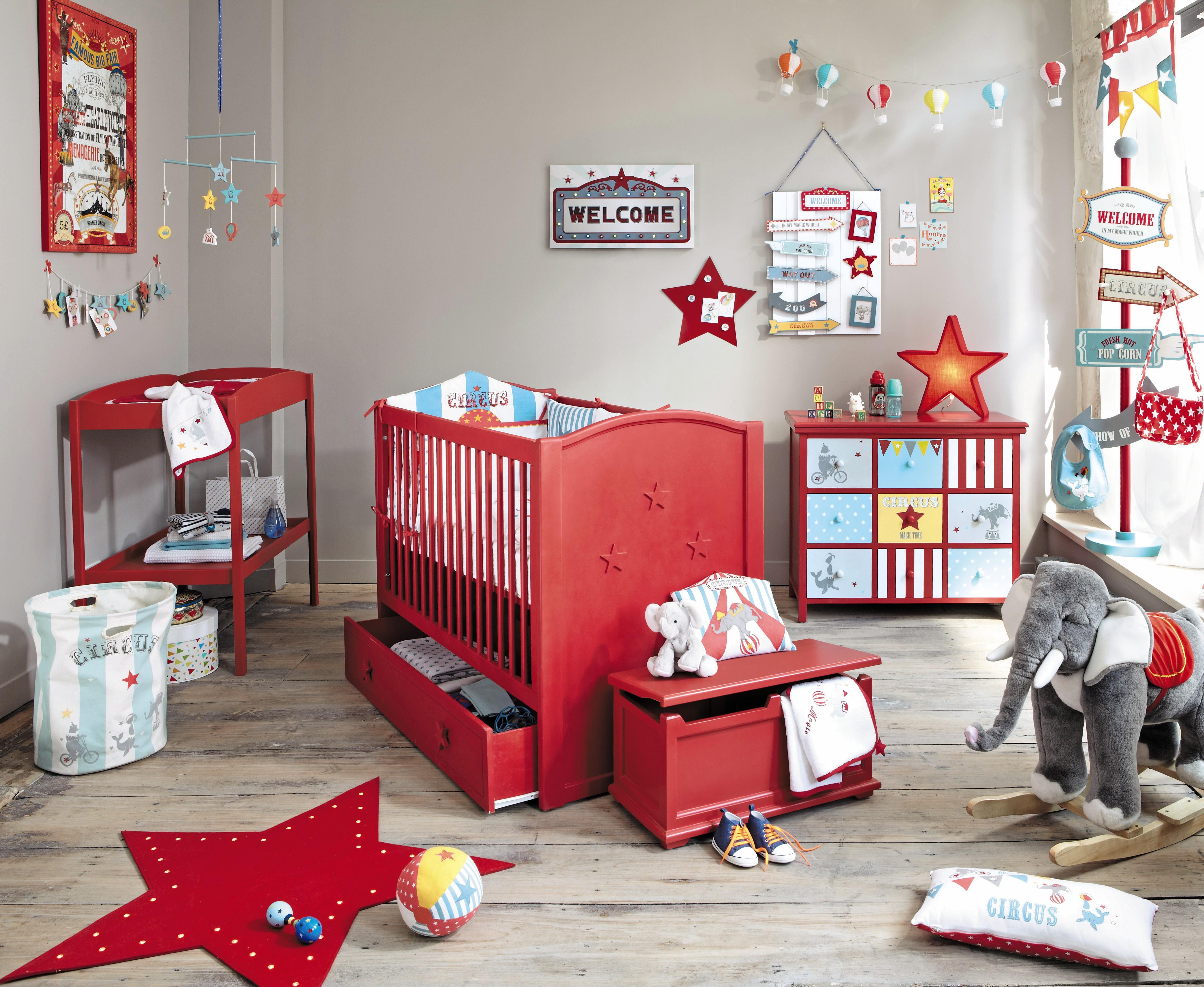 Babyzimmer im skandinavischen Stil #teppich #kinderbett #mobilé #wickeltisch #wimpelkette ©Maisons du Monde
