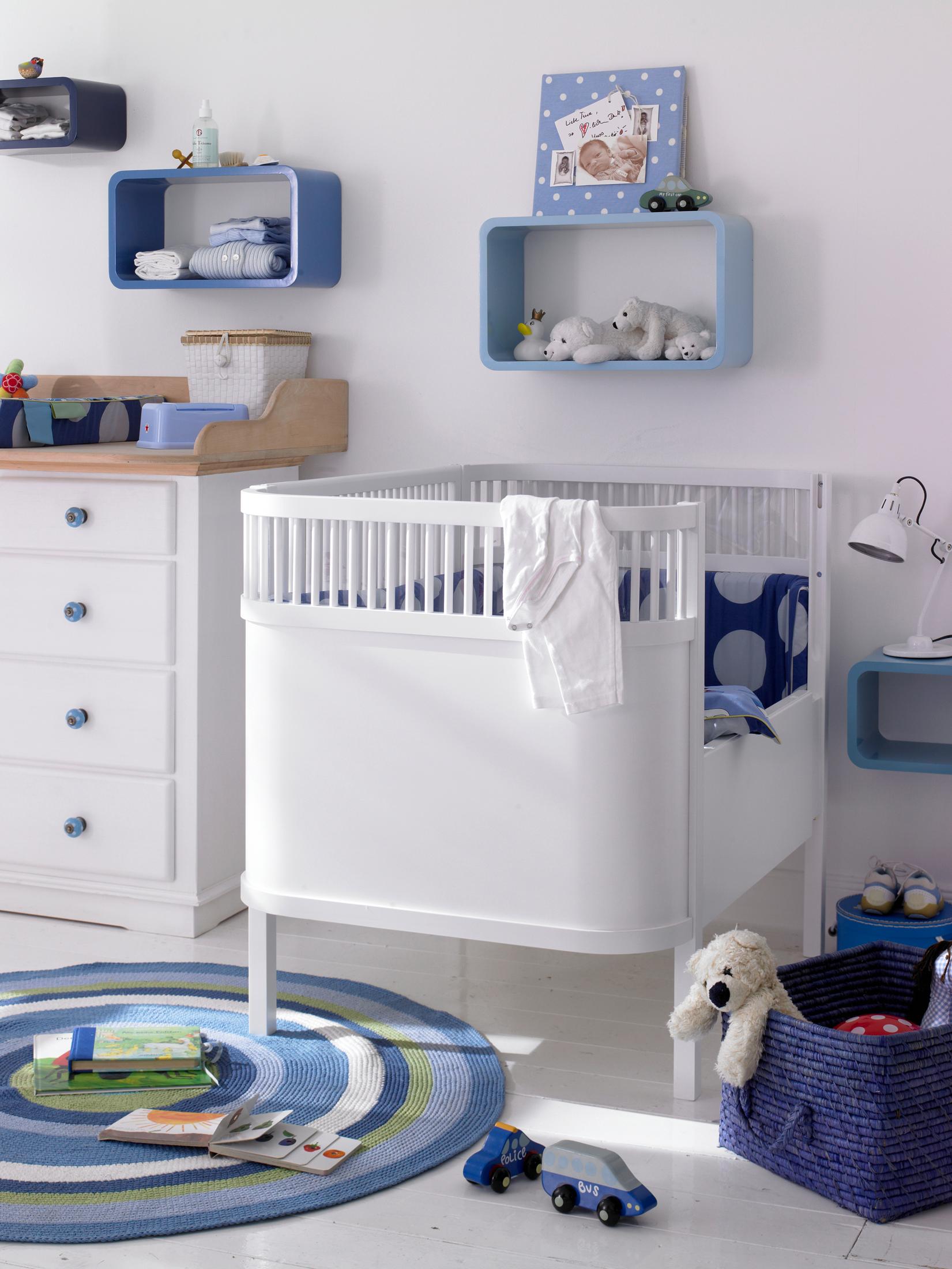 Babyzimmer in Blau-Weiß #babybett #wickelkommode #runderteppich #babyzimmer #wickeltisch ©Car Selbstbaumöbel