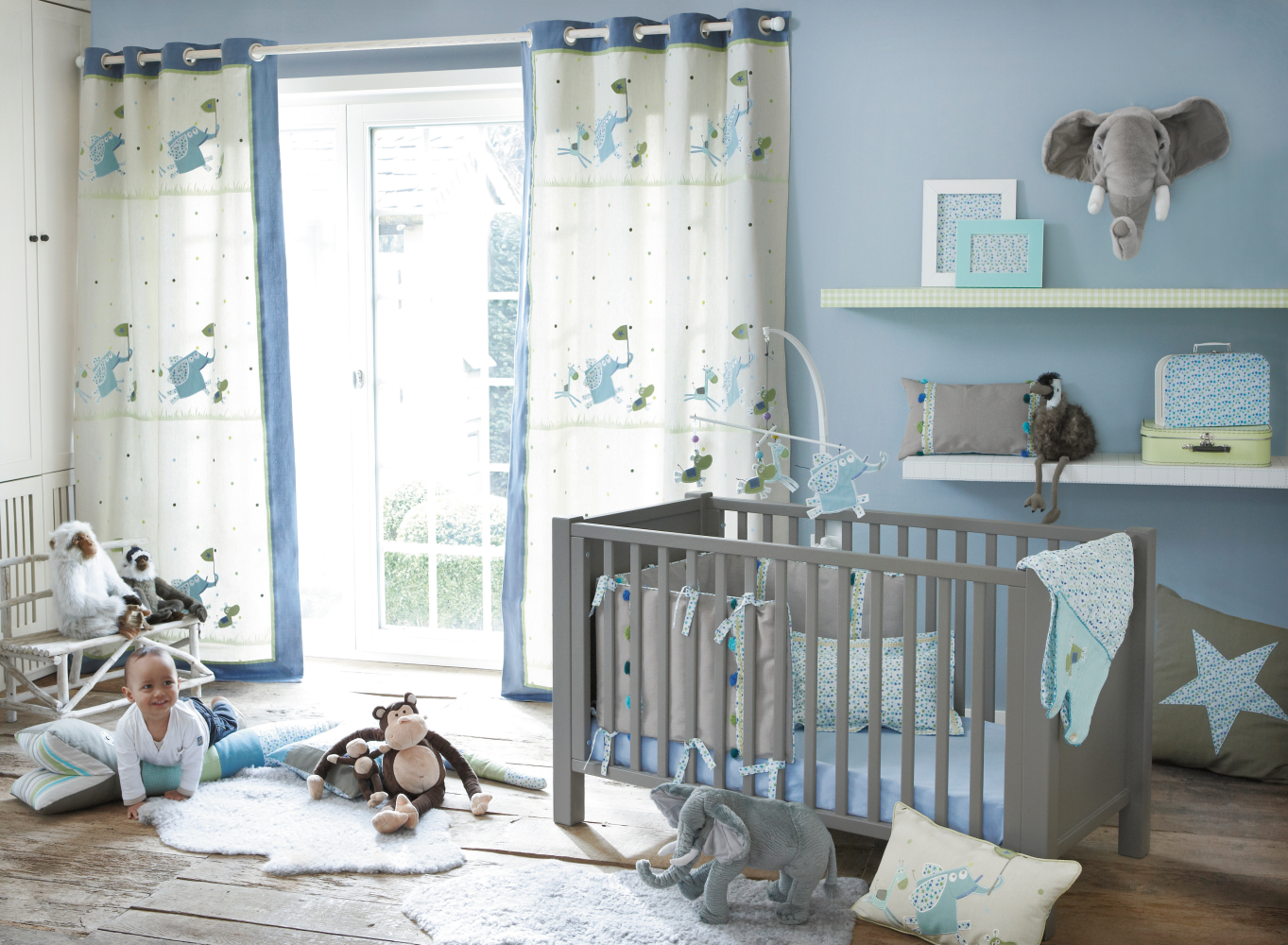 Babyzimmer in blau/beige/grün mit 'Lollipops' Tapeten und Stoffen von Camengo #kinderzimmervorhang #babyzimmerwandgestaltung ©Camengo