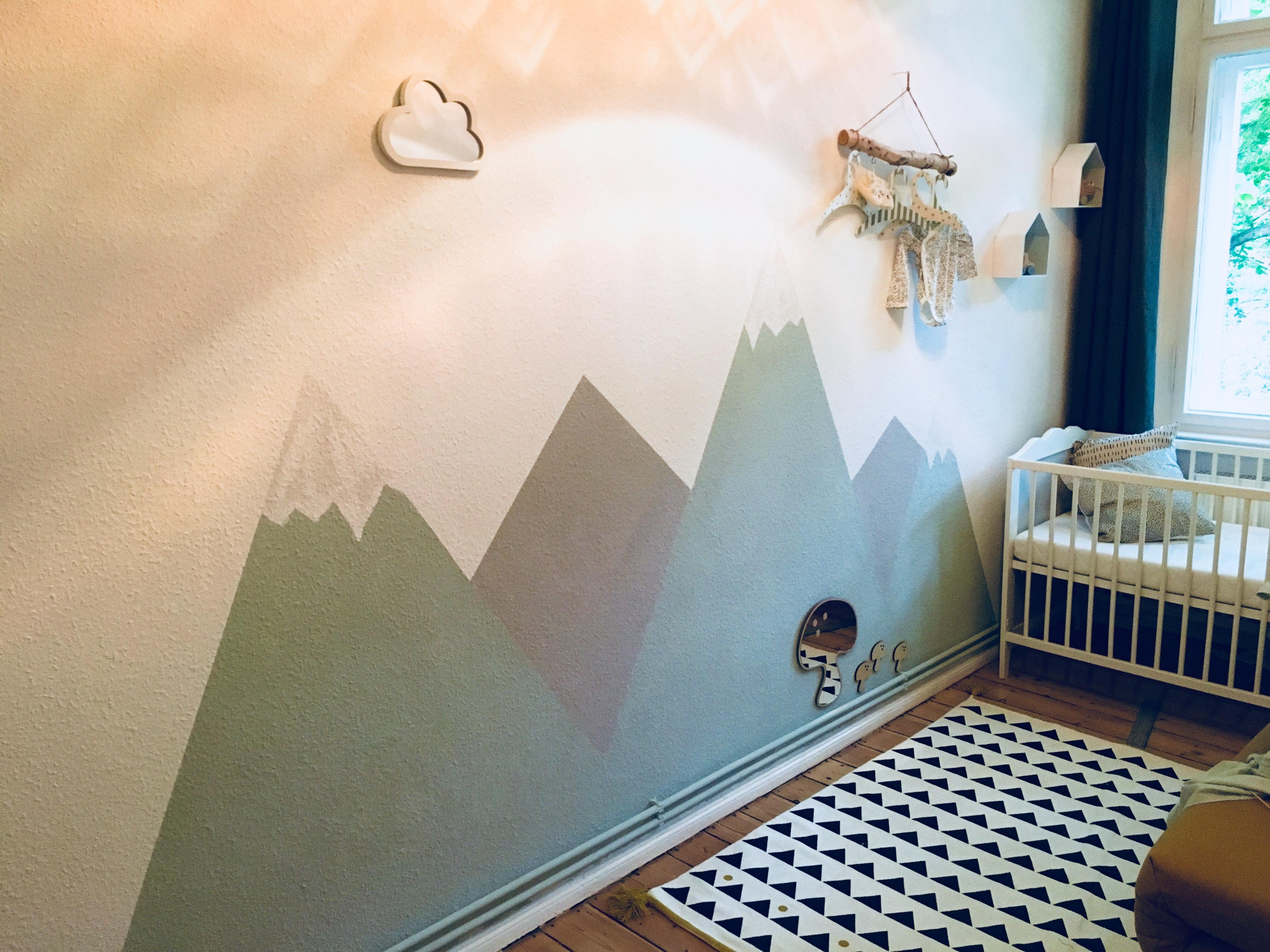 Babyzimmer mit selbstbemalter Wand #babyzimmer #babyzimmerinspiration #livingchallenge
