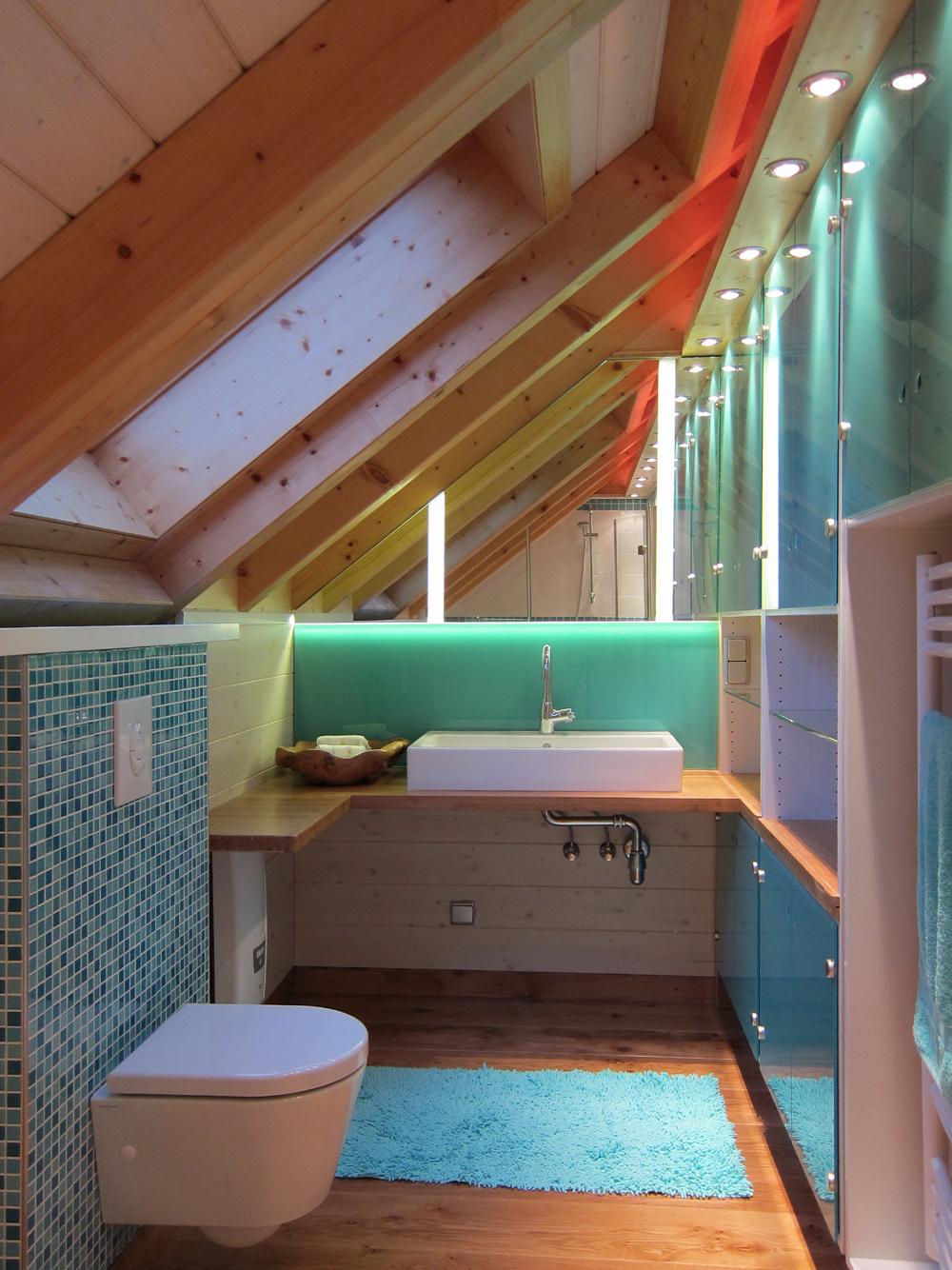 Bad in der Dachschräge #dachschräge #badezimmerspiegel #waschtisch #badezimmerschrank ©Birgit Hansen