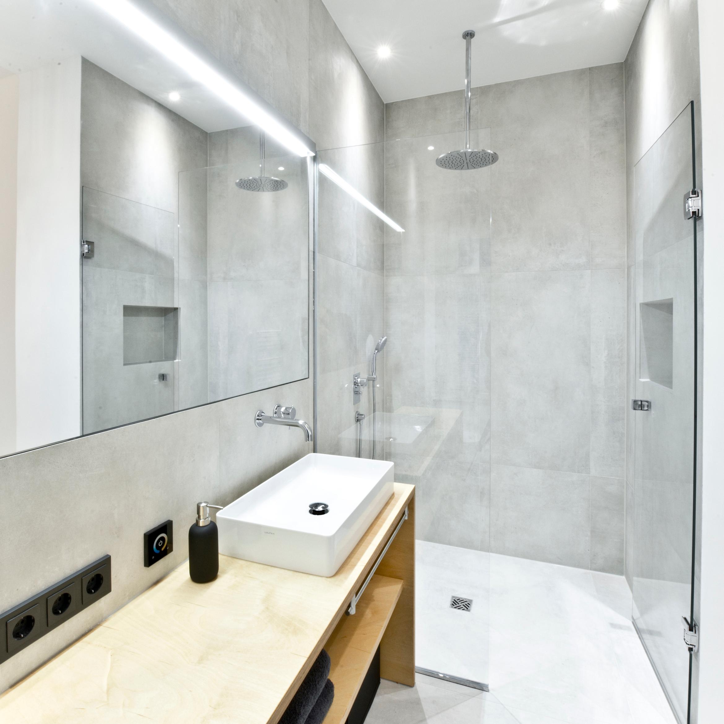 Bad mit großer Dusche #badezimmer #dusche #spiegel #waschtisch #loft #betonfliesen ©Zolaproduction