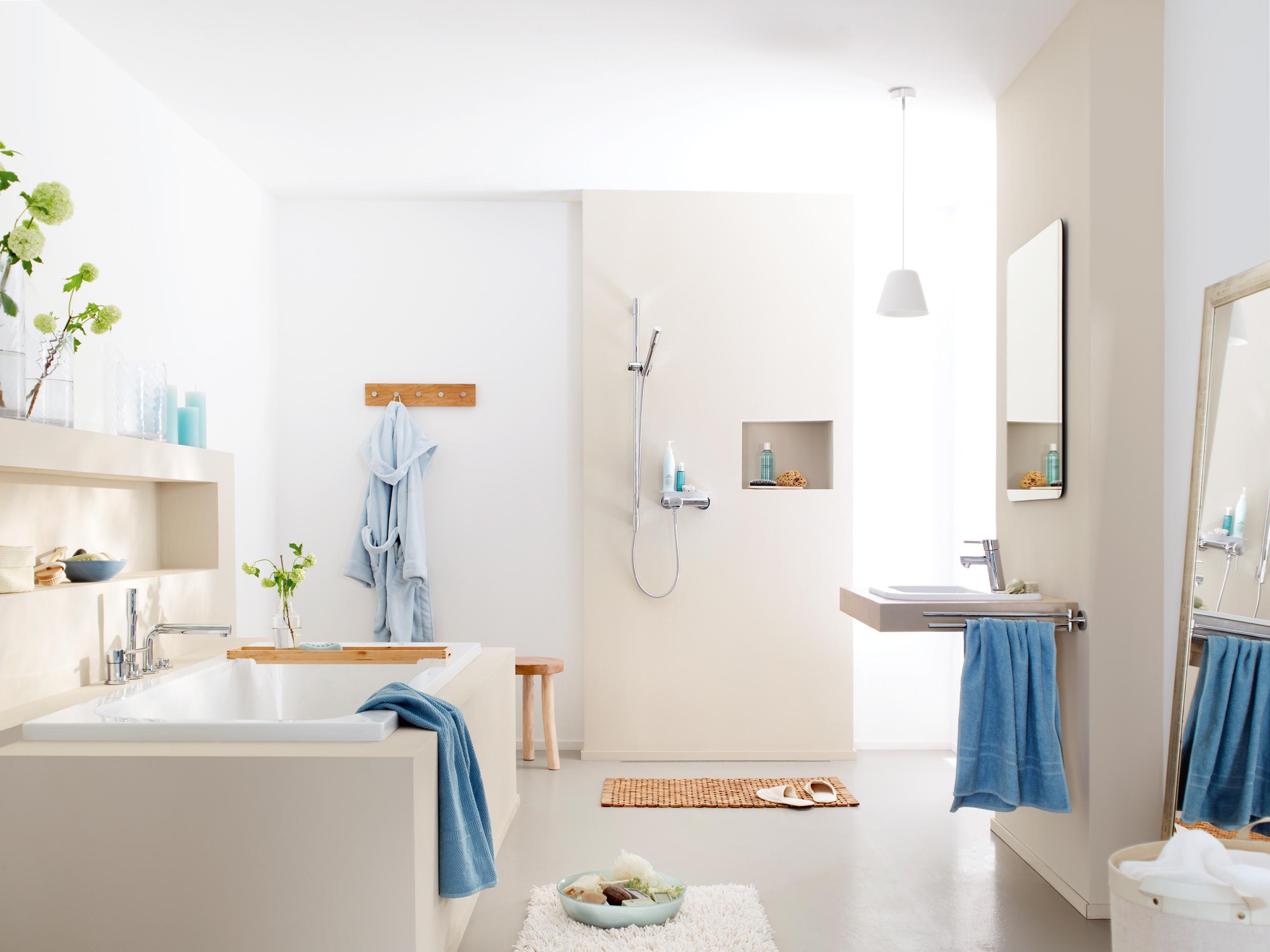 Bad natürlich gestalten #badezimmerspiegel #dusche #waschbecken #badidee ©Grohe