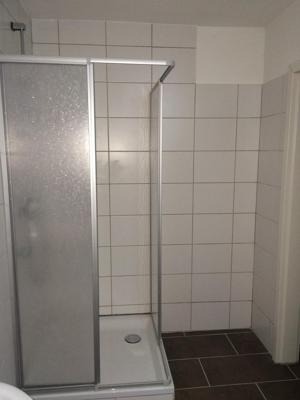 Bad vorher #bad #badezimmer #dusche #studentenwohnung ©IMMOTION Home Staging / Florian Gürbig