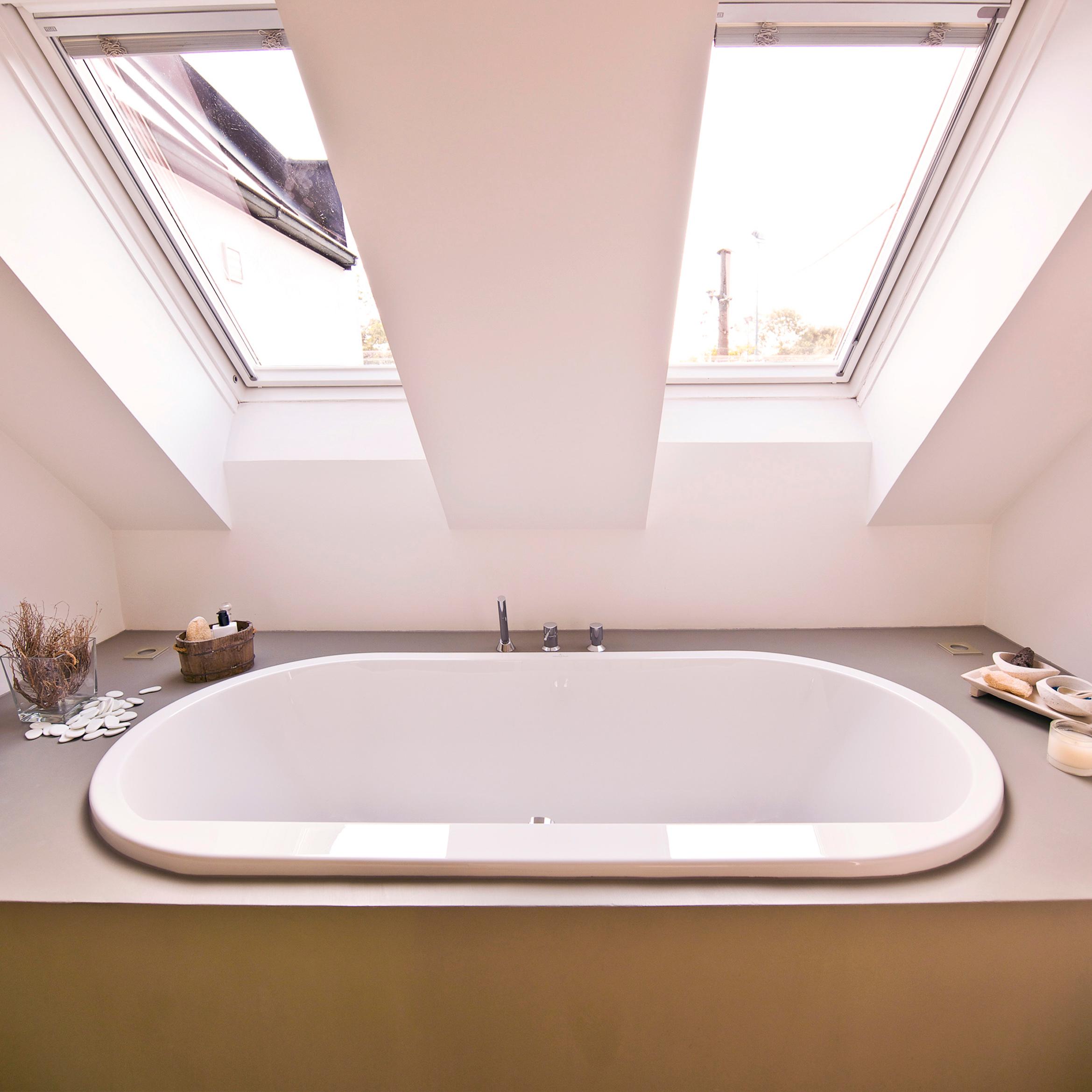 Badewanne in Podest eingelassen #dachschräge #badewanne #badezimmer ©Zolaproduction