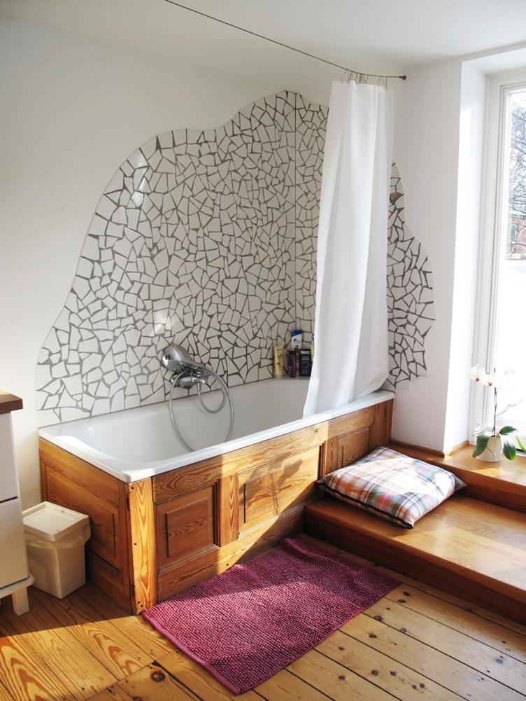 Badewanne mit Holzverkleidung #mosaikfliesen #badewanne #eckbadewanne ©scout for location