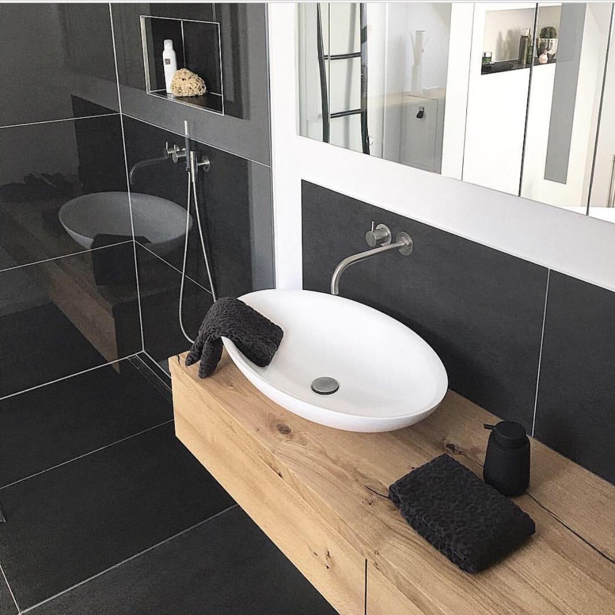 Badezimmer | Details 

#badezimmer #waschtisch #eiche #echtholz #volaarmatur #dusche #blackandwhite 