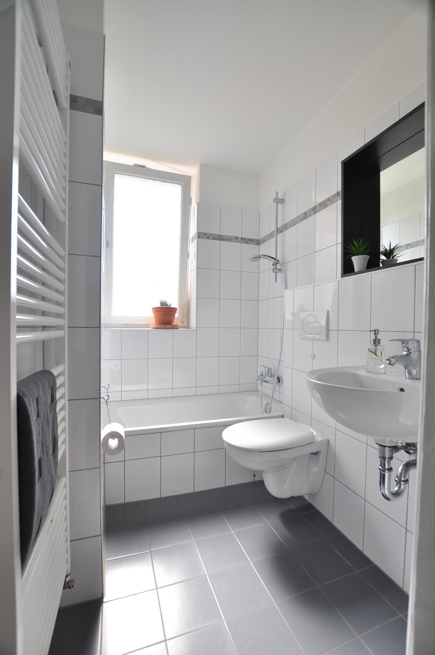 Badezimmer _ möblierte Wohnung #fliesen #badezimmer #weißefliesen #grauefliesen ©e-rent Agentur / Alina Edelstein