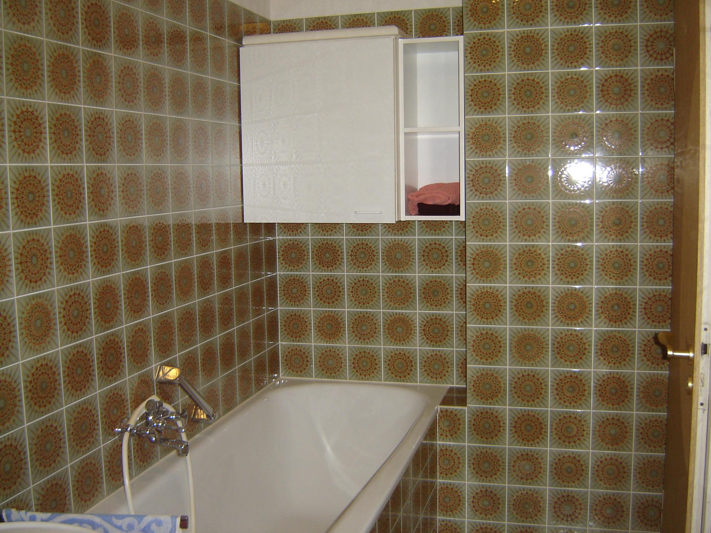 Badezimmer aus den 60 zigern vorher #bad #fliesen #dusche #badezimmerschrank #fliesenmuster ©Dagmar Schwenzfeuer