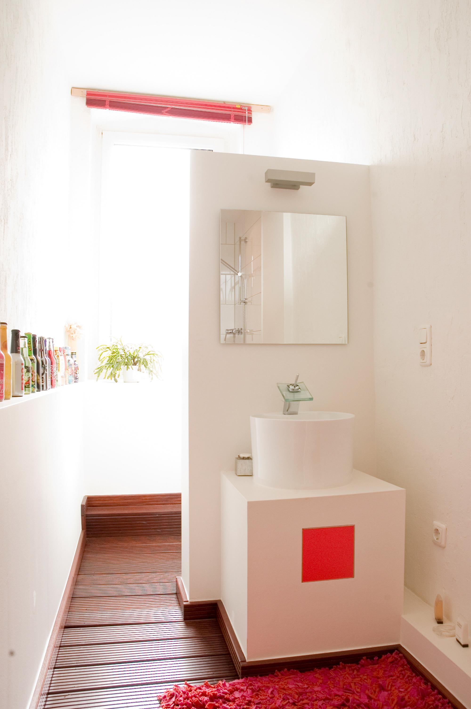 Badezimmer #bad #spiegel #waschtisch #waschbecken #kleinesbadezimmer ©Luna Homestaging