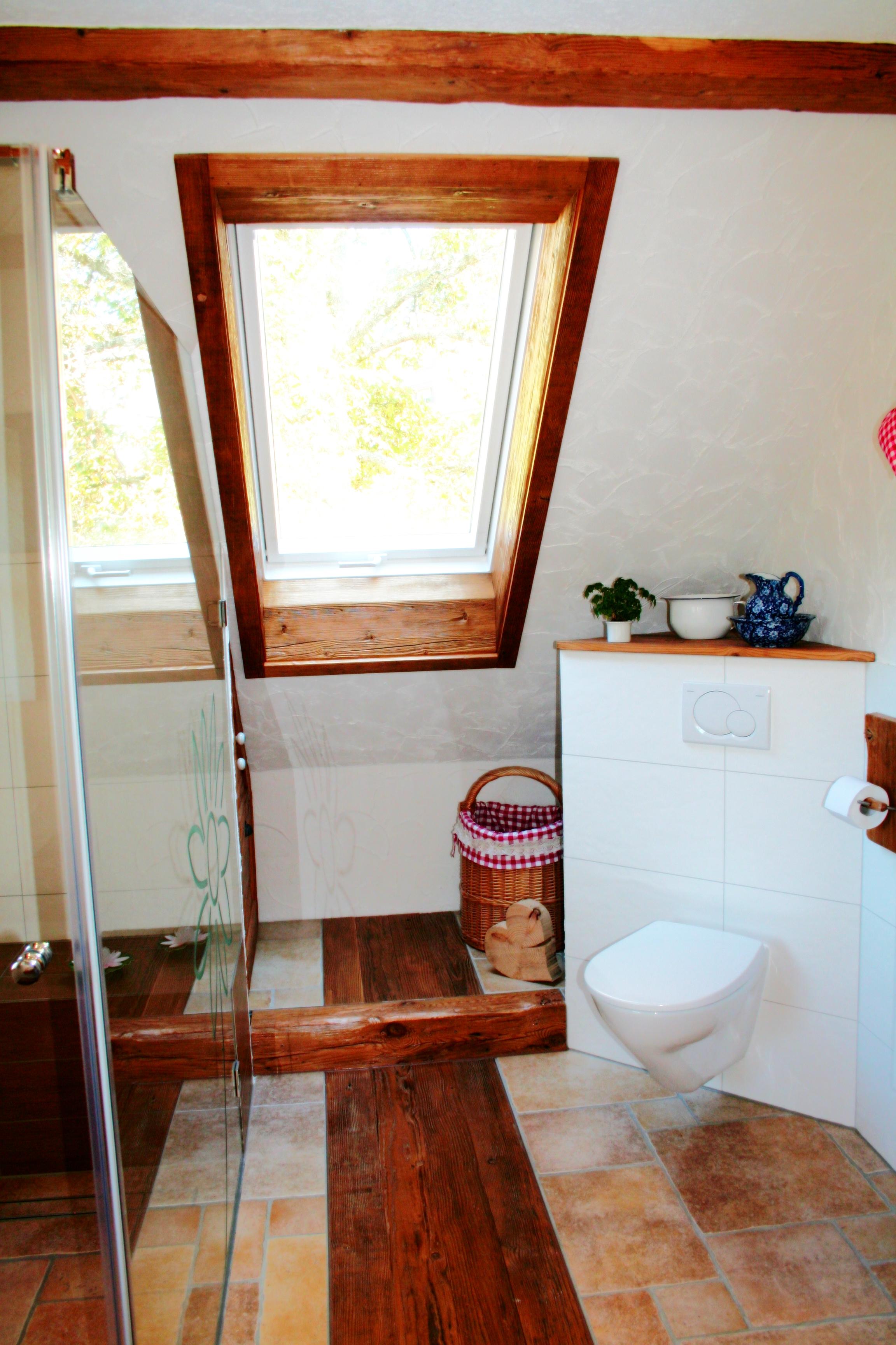Badezimmer #dachschräge #dachfenster #badezimmer #handarbeit ©Christoph Weißer