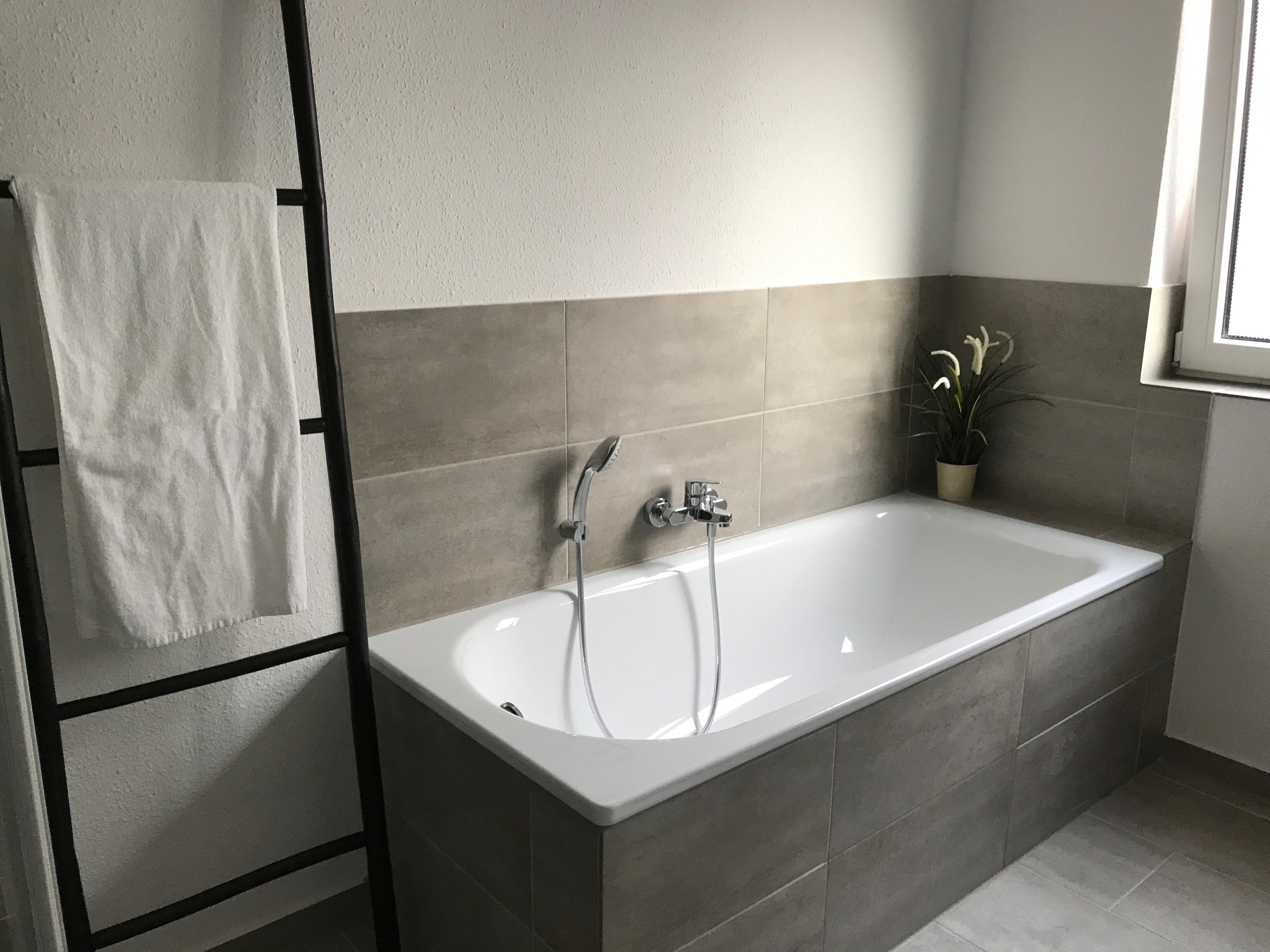 Badezimmer grau und Weiß #badezimmer ©Miracle Room