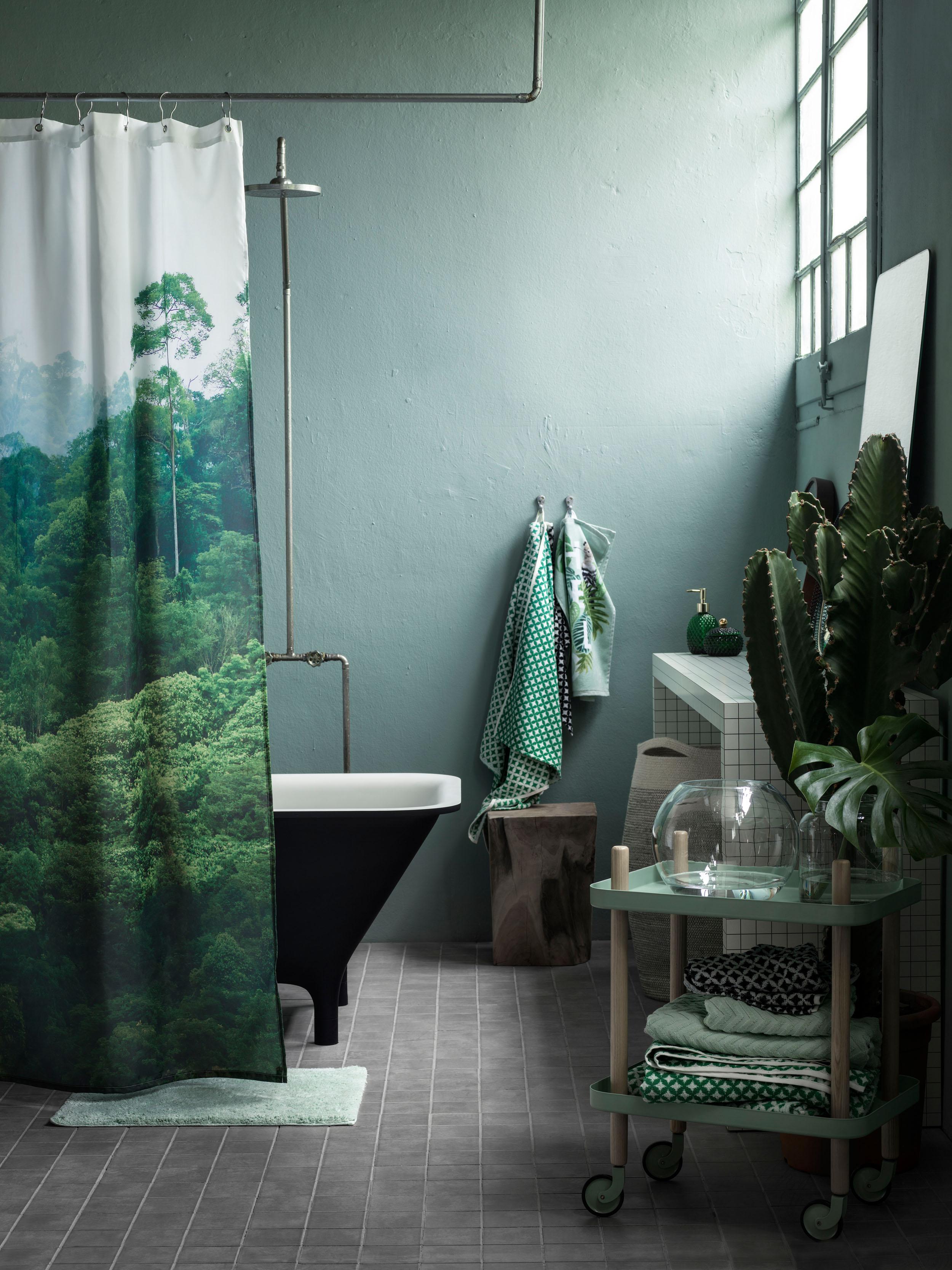 Badezimmer grün einrichten #bad #badezimmer #grauefliesen #schwarzebadewanne #badezimmergestalten #zimmergestaltung ©H&M Home