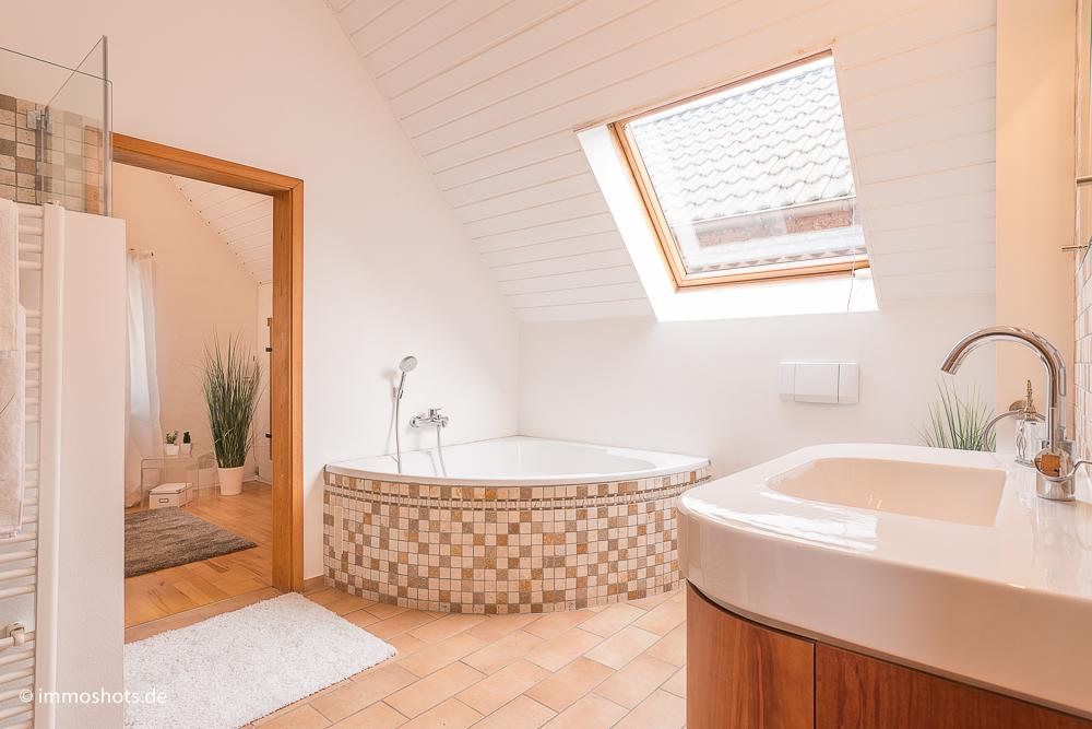 Badezimmer im Ibiza-Style nach dem Home Staging #badewanne #ikea #ibizastyle ©immoshots.de