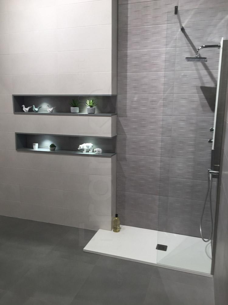 Badezimmer in Betonoptik #bad #ablage #fliesen #dusche #wandfliesen #nische #badezimmerablage #betonfliesen ©Franke Raumwert