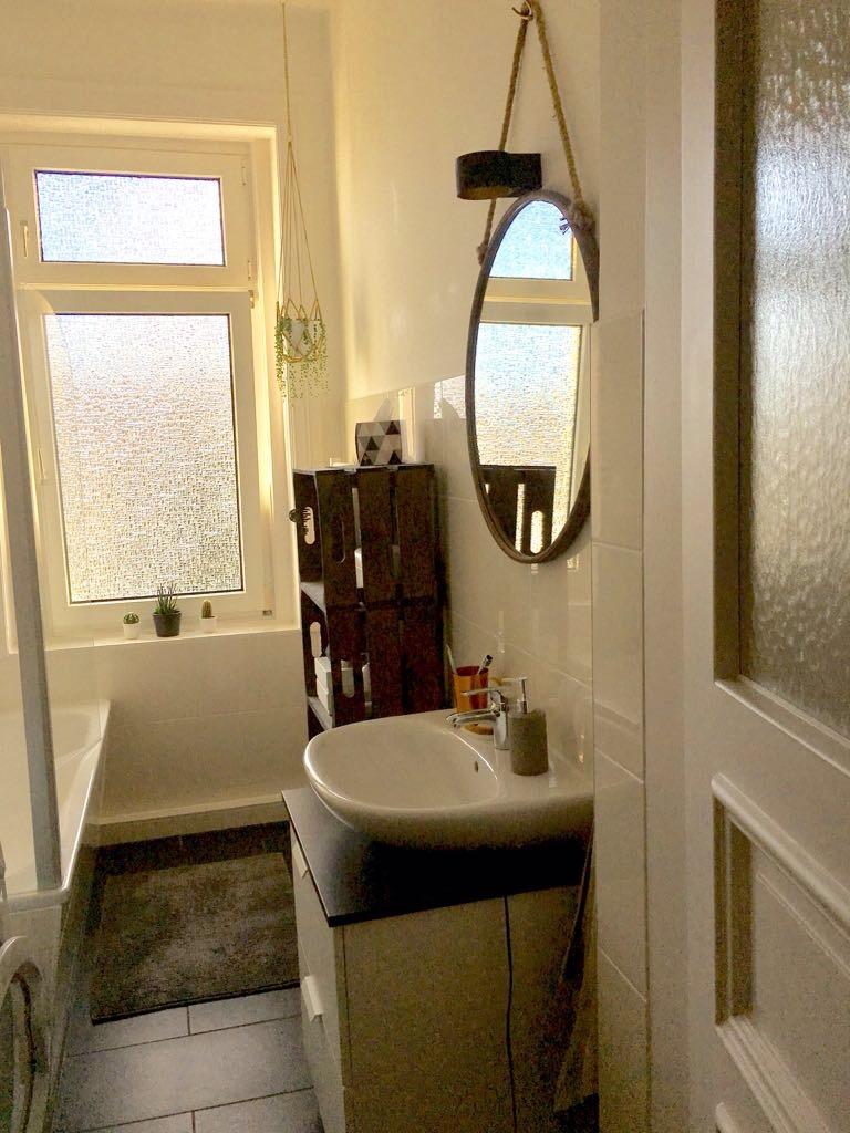 #badezimmer in Schlauchform - aber mit großem Fenster und dem geliebten #hangingplanter & #spiegel! #livingABC