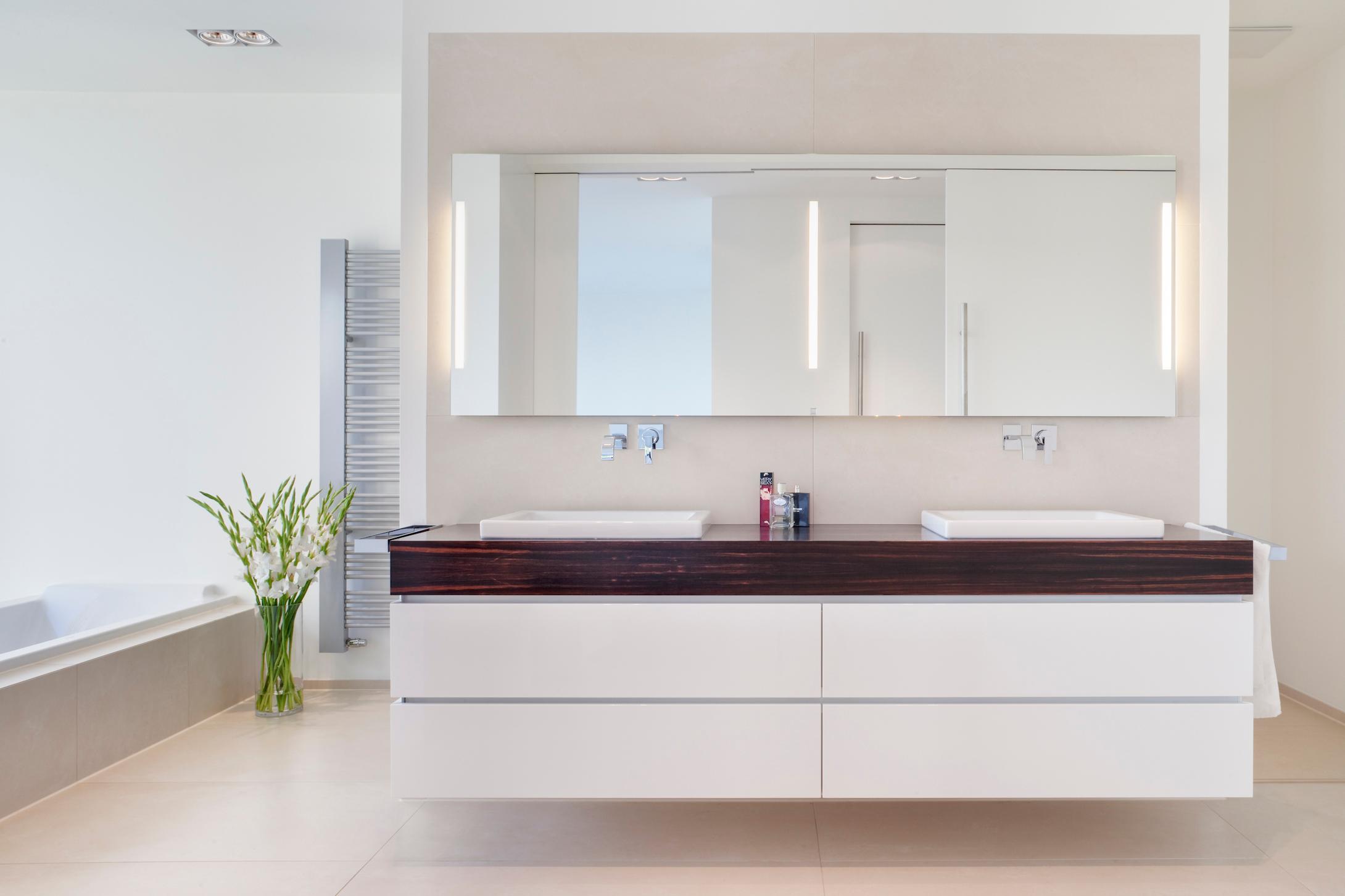 Badezimmer, individuell entworfener Waschtisch #badewanne #badezimmer #badezimmerspiegel #waschtisch #wandspiegel #doppelwaschtisch ©Skandella Architektur Innenarchitektur