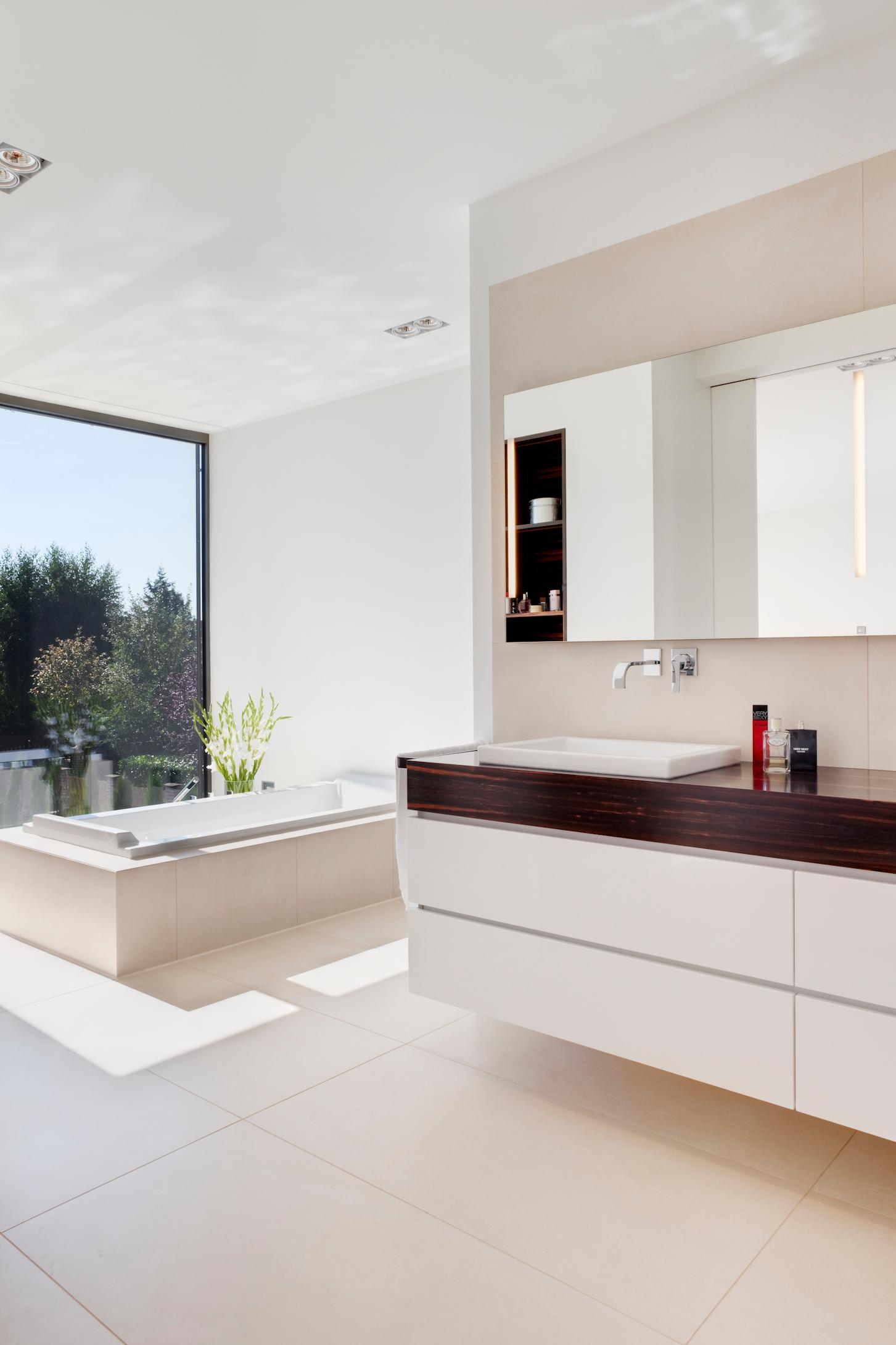 Badezimmer, individuell entworfener Waschtisch #badewanne #badezimmer #waschtisch #waschbecken #doppelwaschtisch ©Skandella Architektur Innenarchitektur