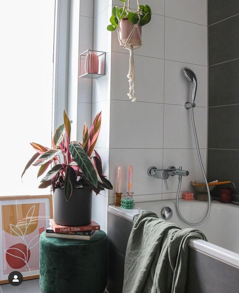 #badezimmer #interior #badezimmerdeko #fliesen #badewanne #pflanzen #deko #kerzen