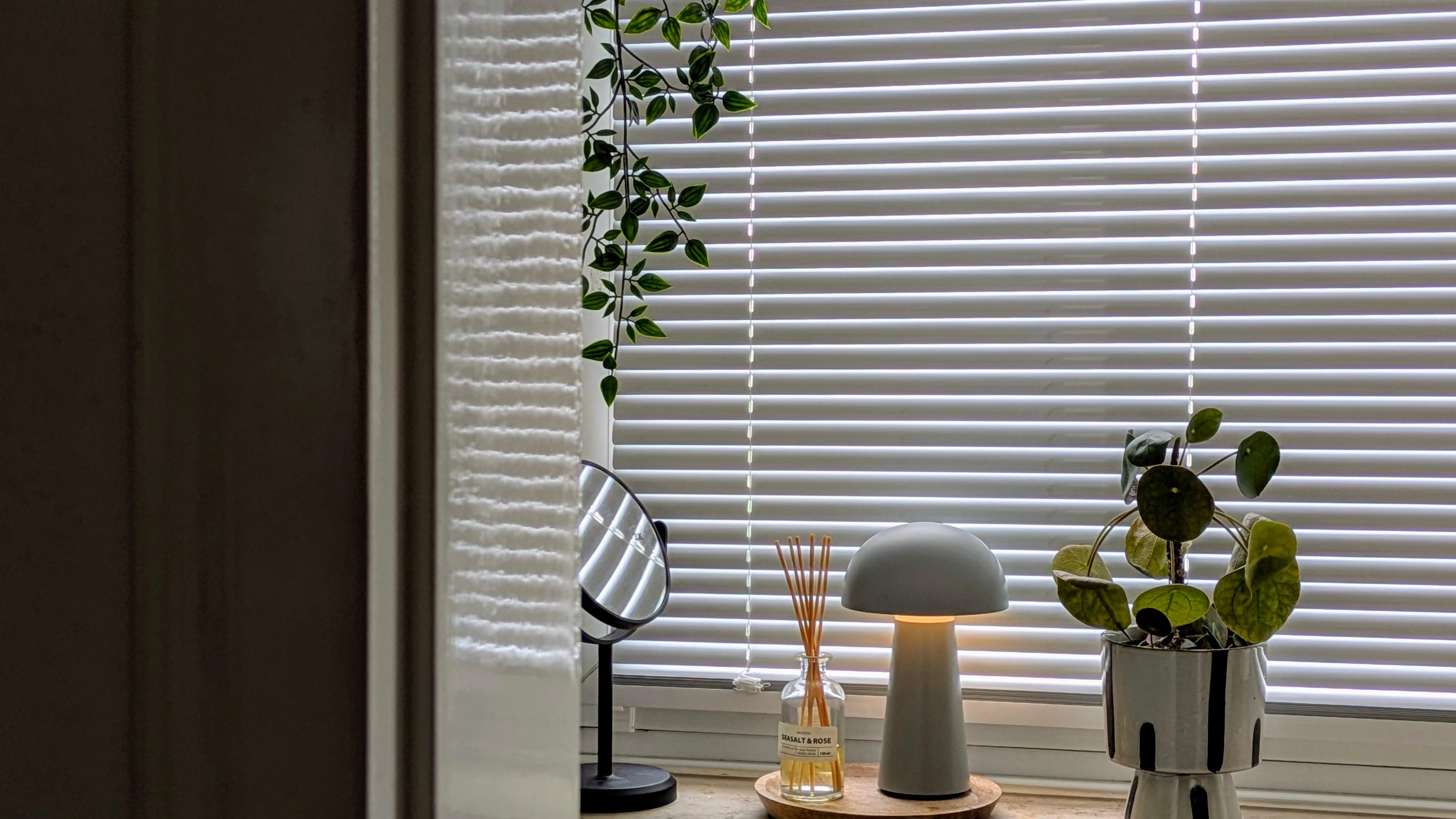 #badezimmer #jalousie #leuchte #details #couchstyle #fenster