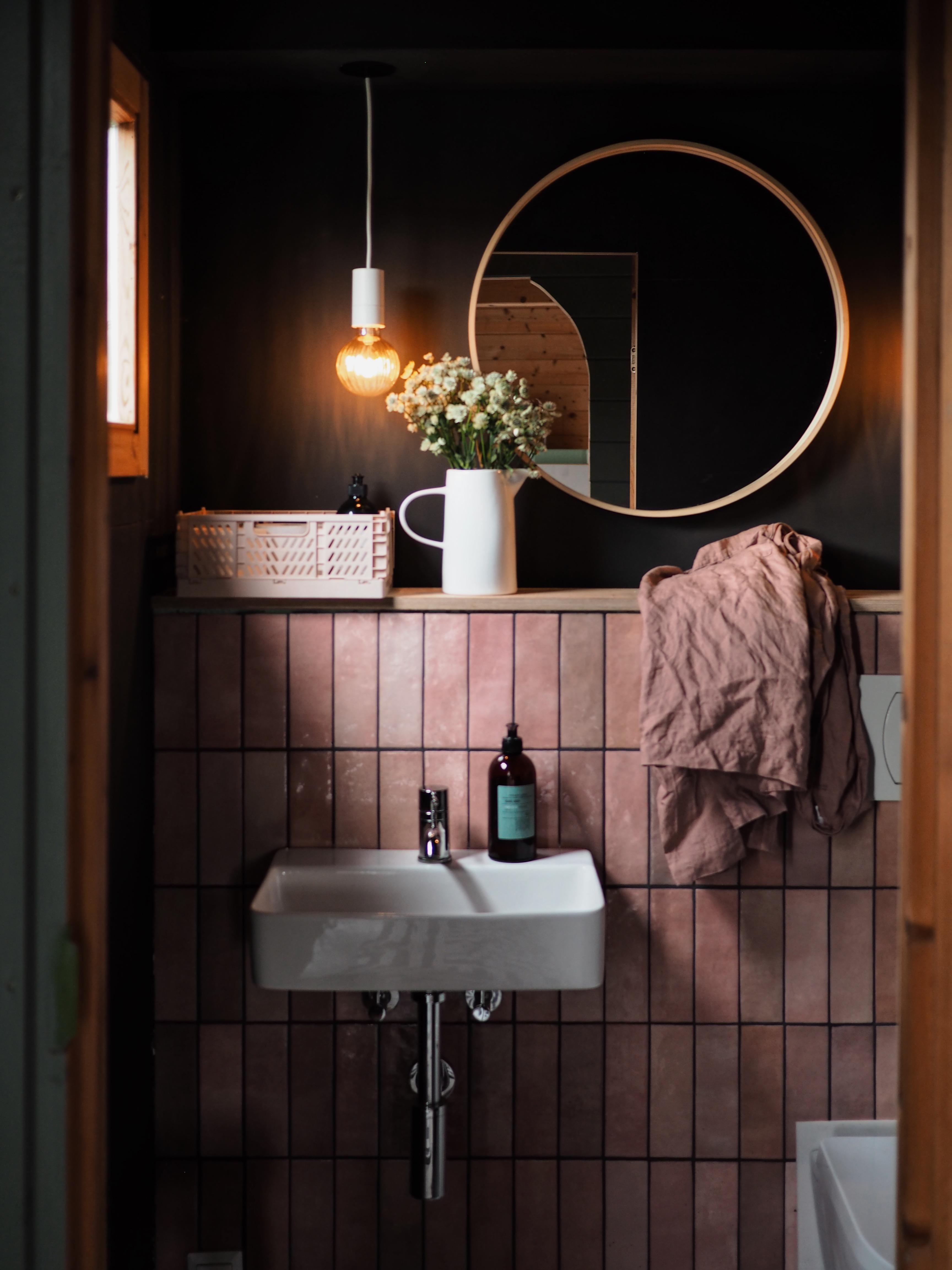 Badezimmer-Liebe en Detail! #badinspo #badezimmer #fliesen #pastelltöne #spiegel #gartenhaus 