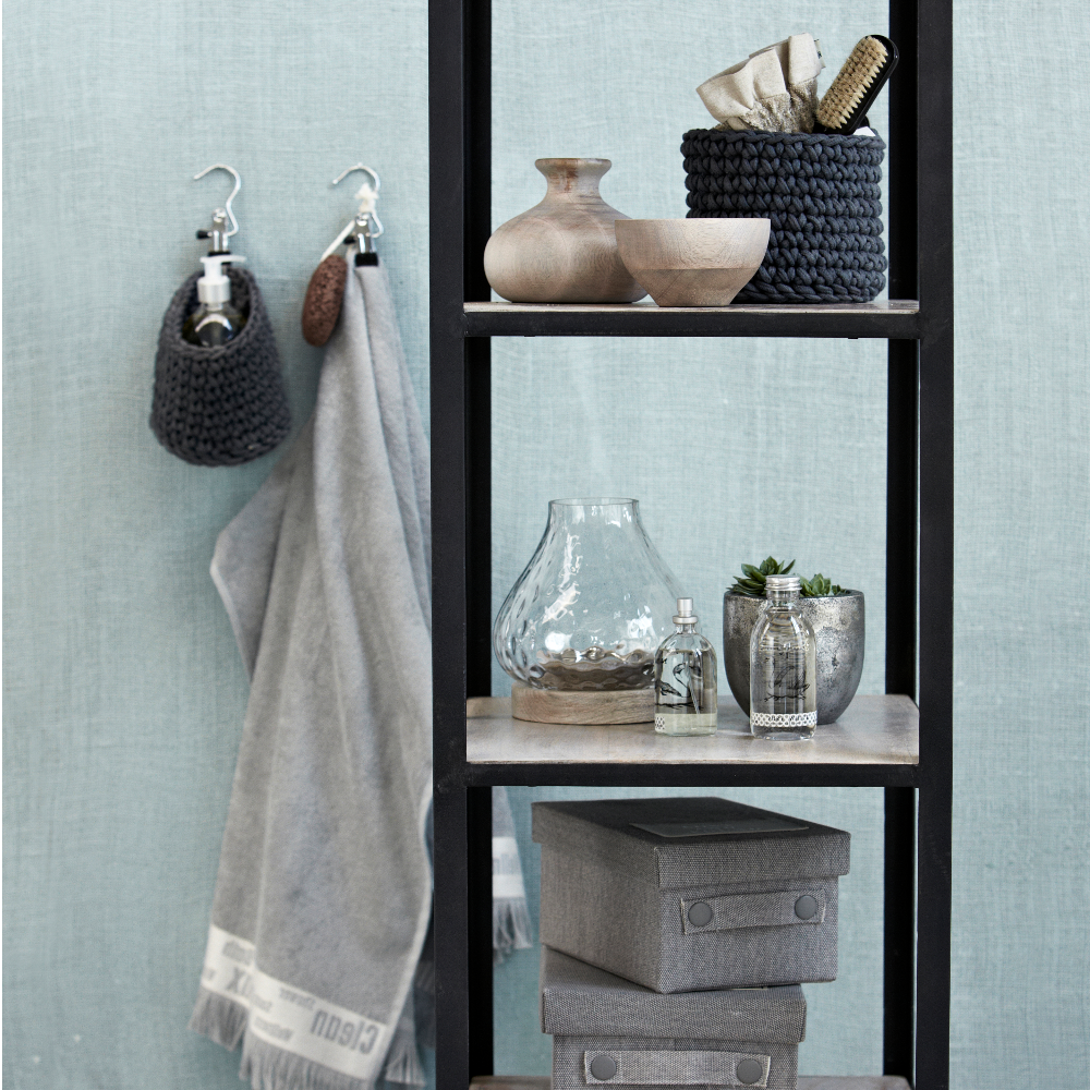Badezimmer mal anders #badezimmer #wohnzimmer #vase #kissen #geschirr #skandinavischesdesign ©Lene Bjerre