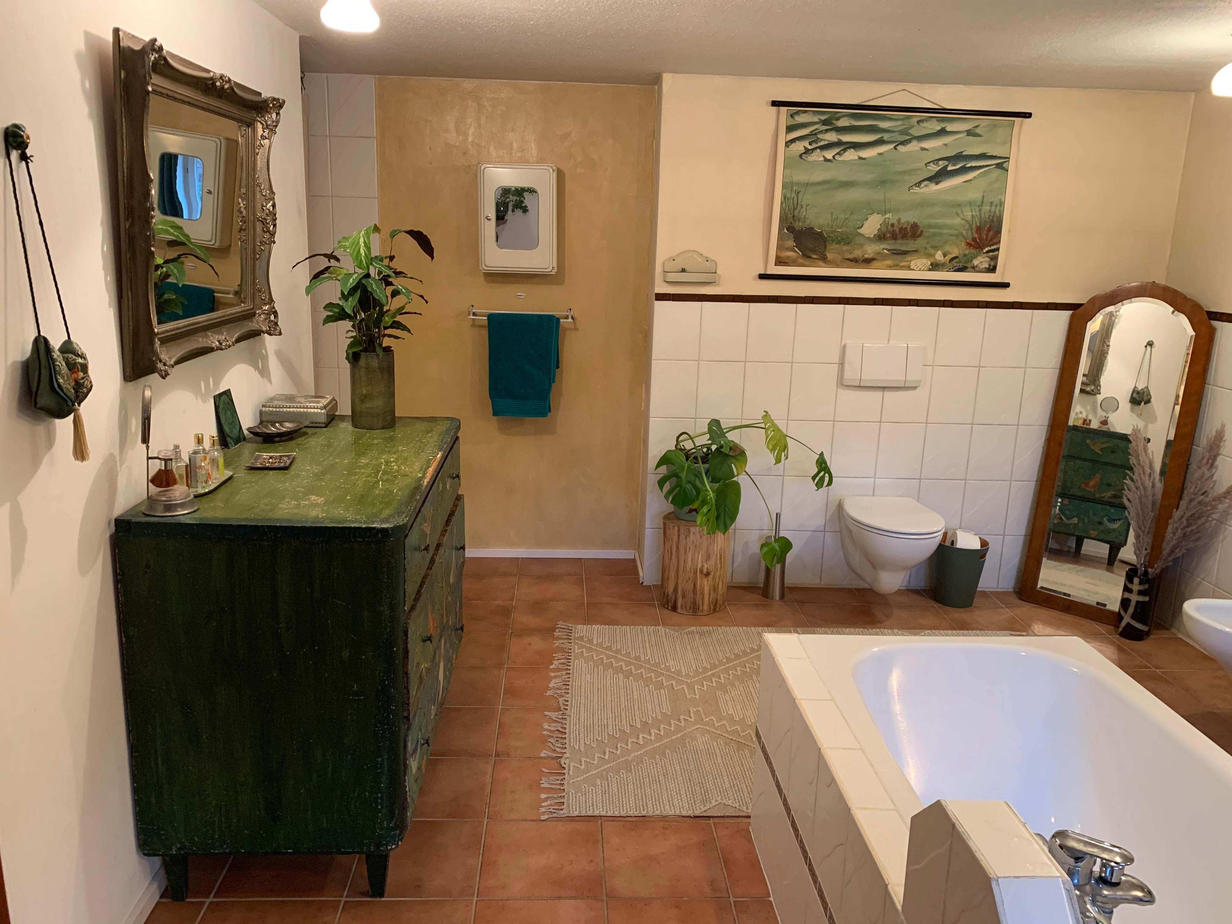 Badezimmer mit antiker bemalter Biedermeier Kommode 