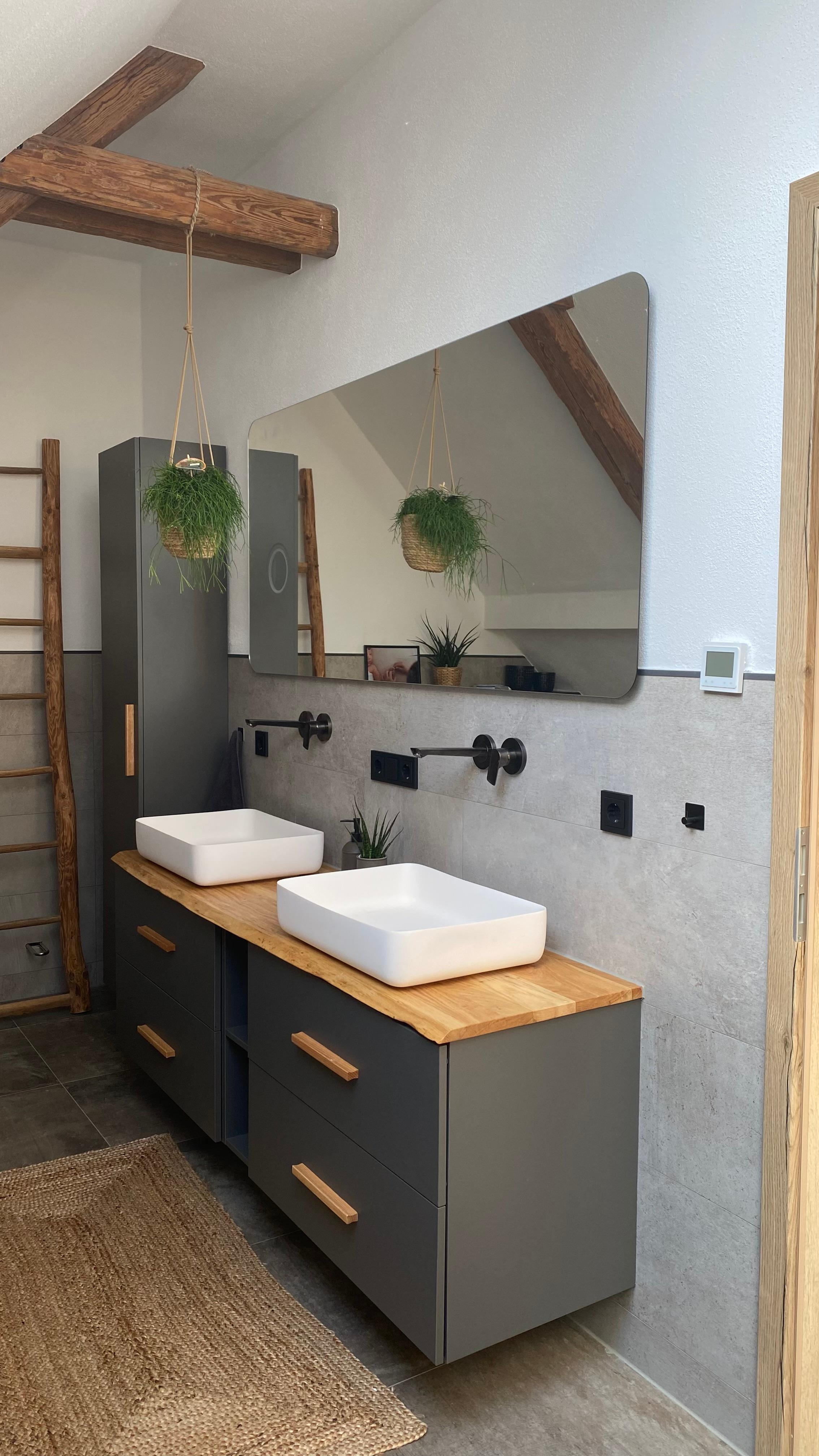 Badezimmer mit DIY Waschtischplatte und der alten Holzleiter aus der Scheune. #interiordesign #industrialdesign