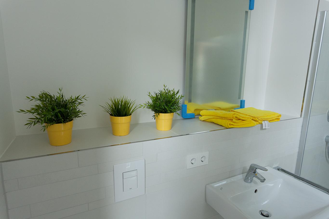 Badezimmer mit Dusche Gelb und Weiß #badezimmer #dusche ©Miracle Room