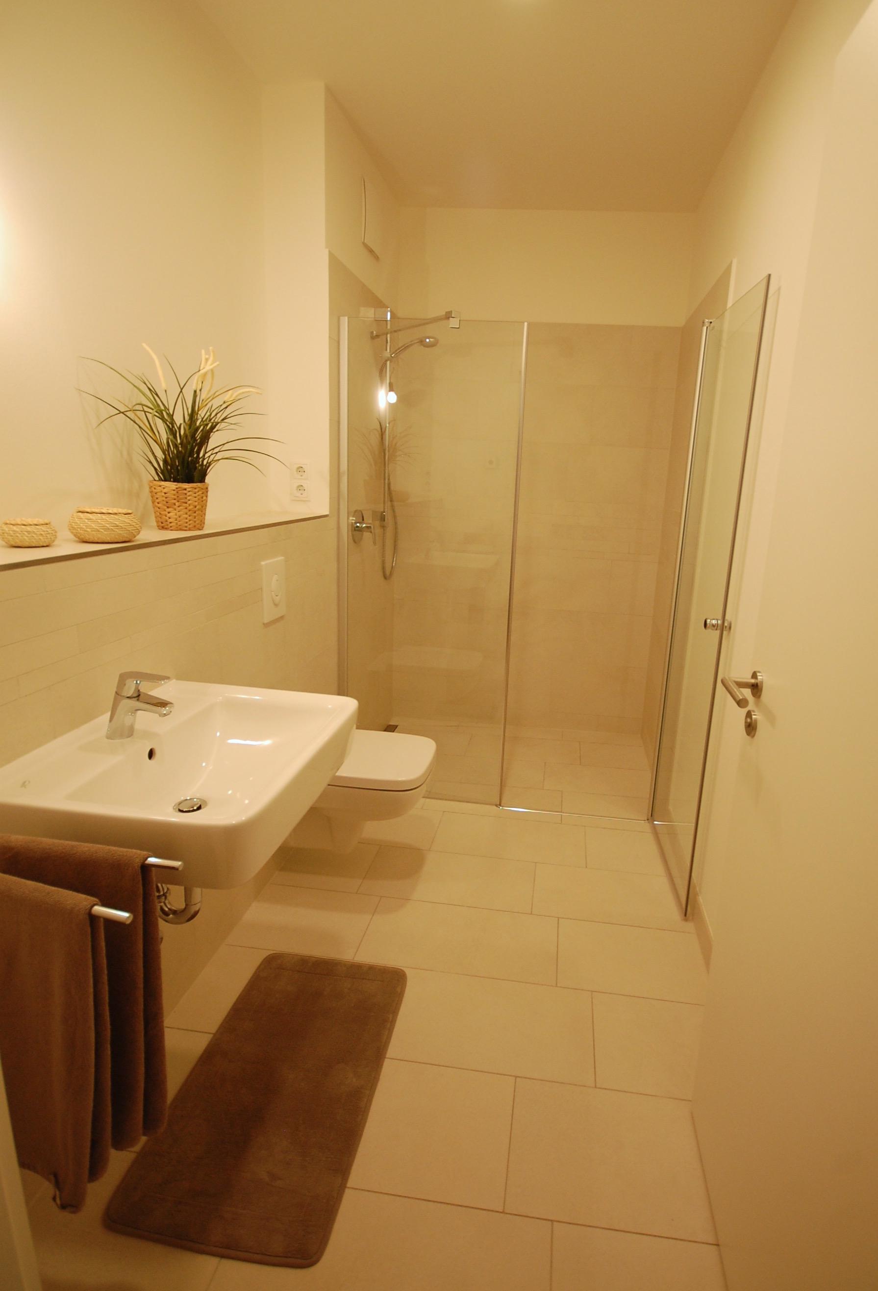 Badezimmer mit Dusche und Wanne #badezimmer ©Miarcle Room