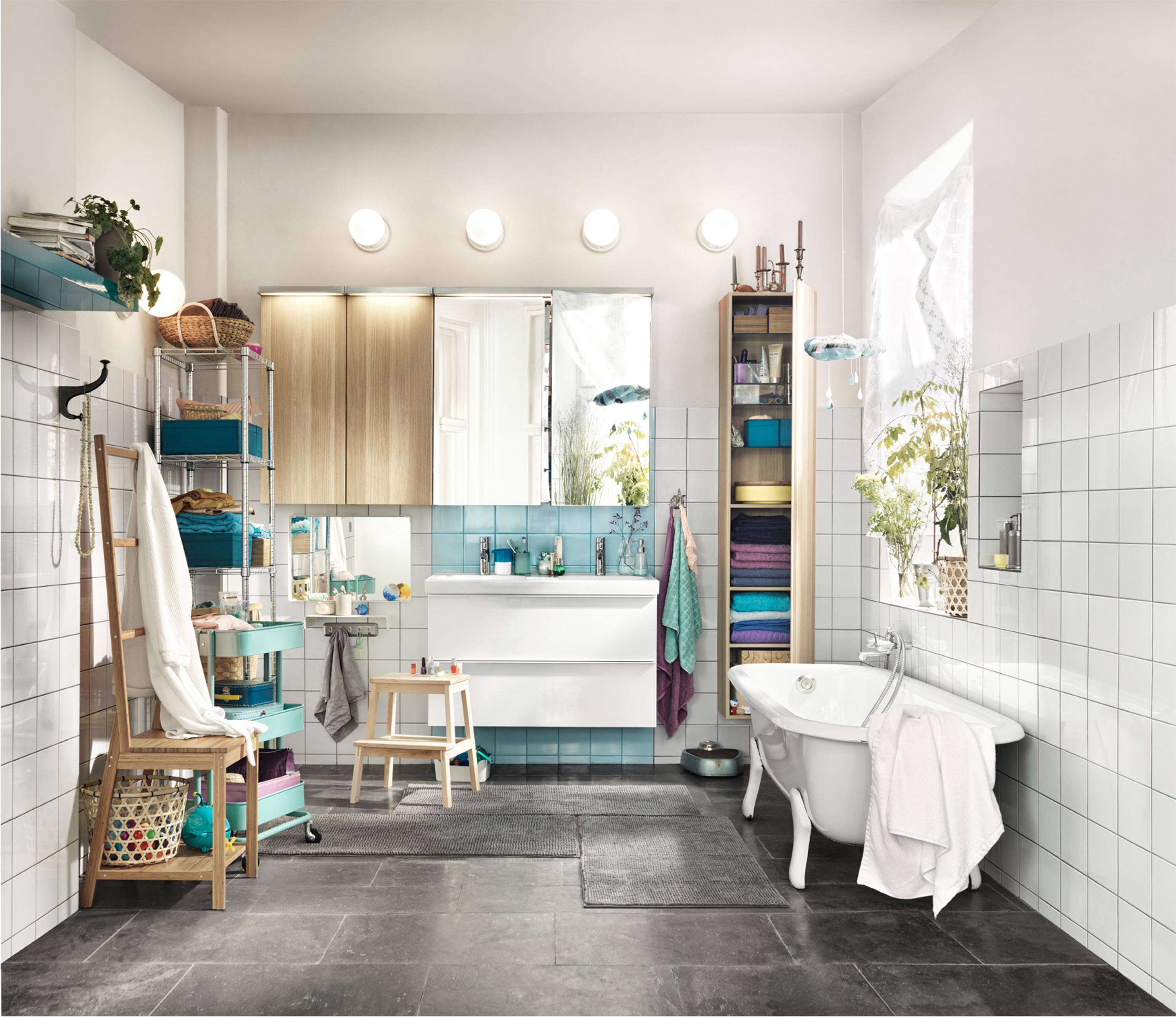Badezimmer mit farbigen Accessoires gestalten #badewanne #waschtisch #ikea #freistehendebadewanne #spiegelschrank #badezimmergestalten #badbeleuchtung ©Inter IKEA Systems B.V.