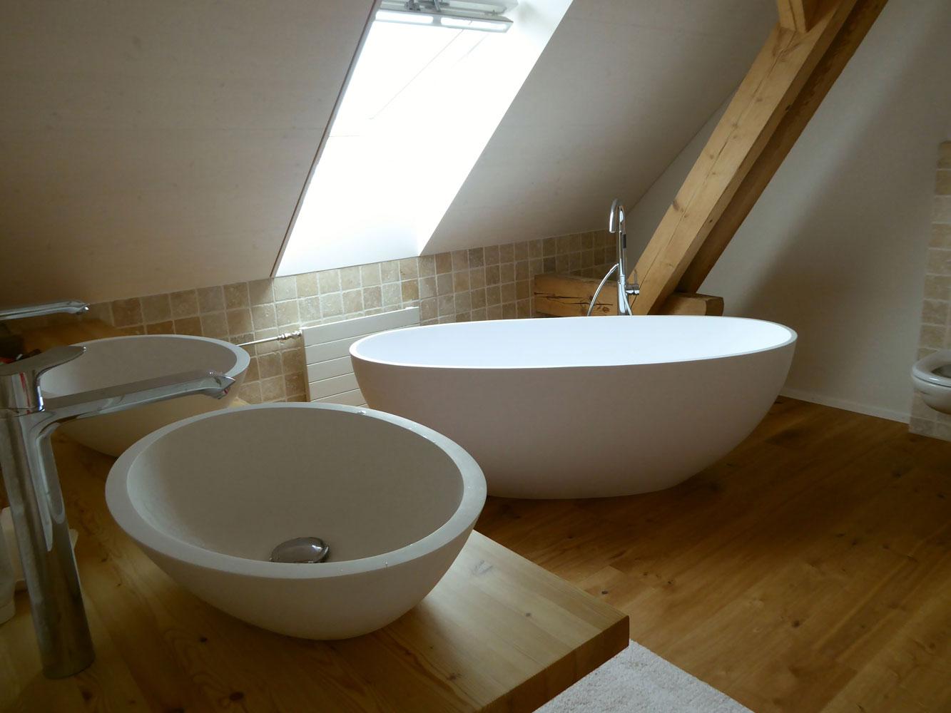 Badezimmer mit freistehender Badewanne Piemont Medio #dachschräge #badewanne #badezimmer ©Bädermax