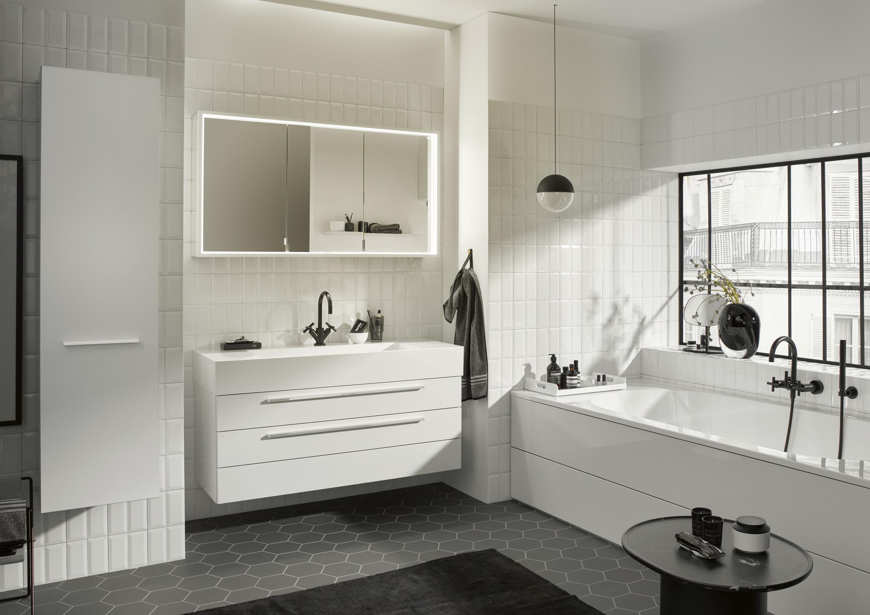 Badezimmer mit Mineralguss-Waschtisch und Spiegelschrank aus der Serie Crono #badewanne #badezimmer #waschtisch #badmöbel #waschbecken #beleuchtung #spiegelschrank ©burgbad