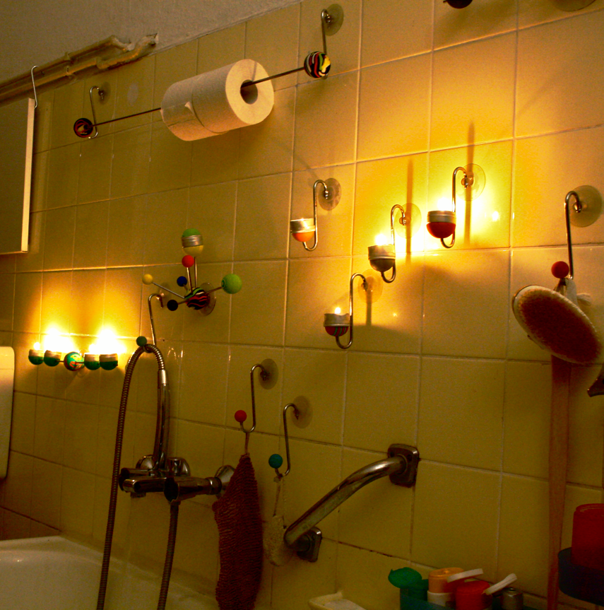 Badezimmer mit Saug-Lichtern.Für Fliesenwände in Küche und Bad.