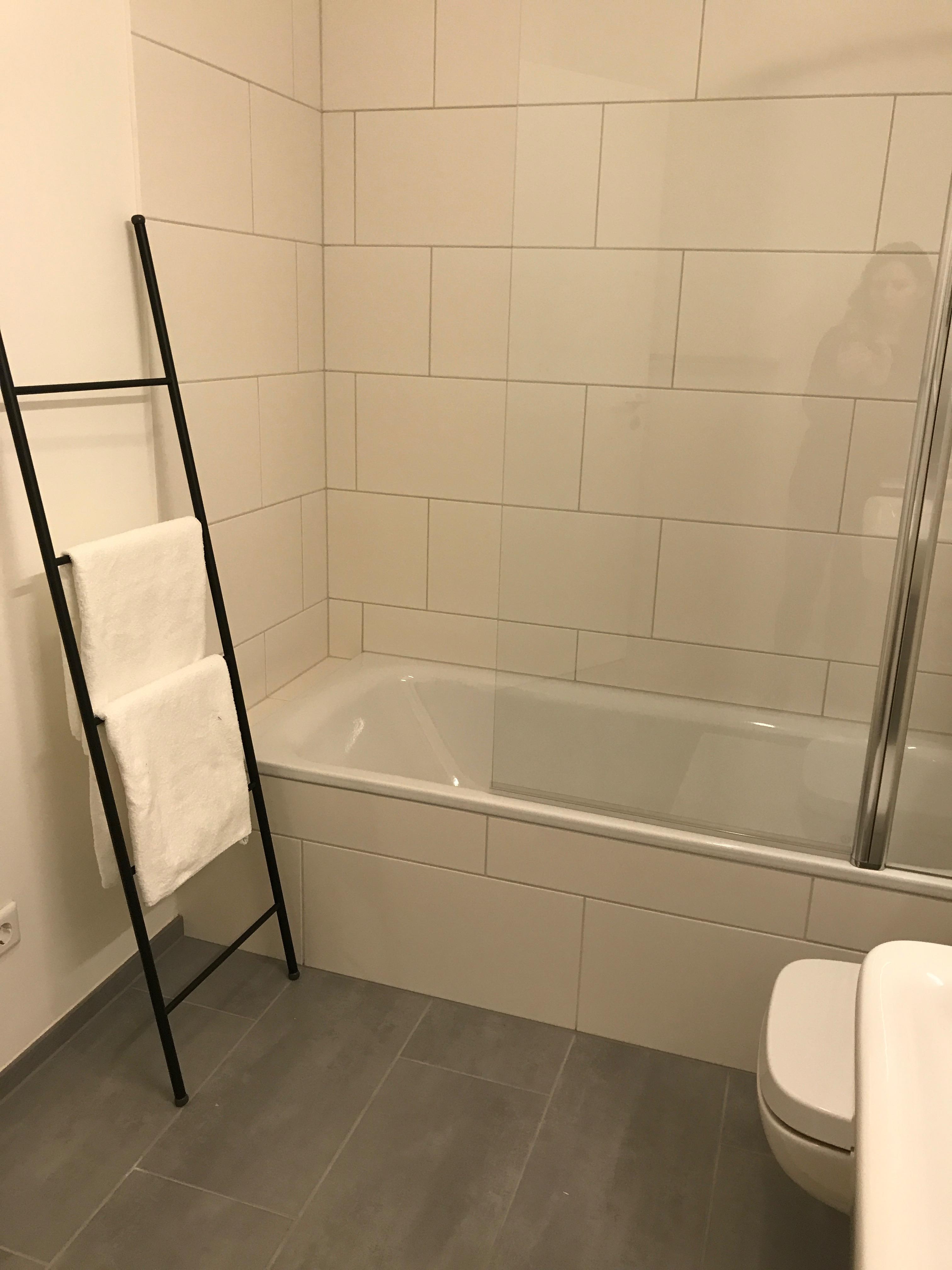 Badezimmer mit Wanne alles Weiß #badewanne #badezimmer ©Miracle Room