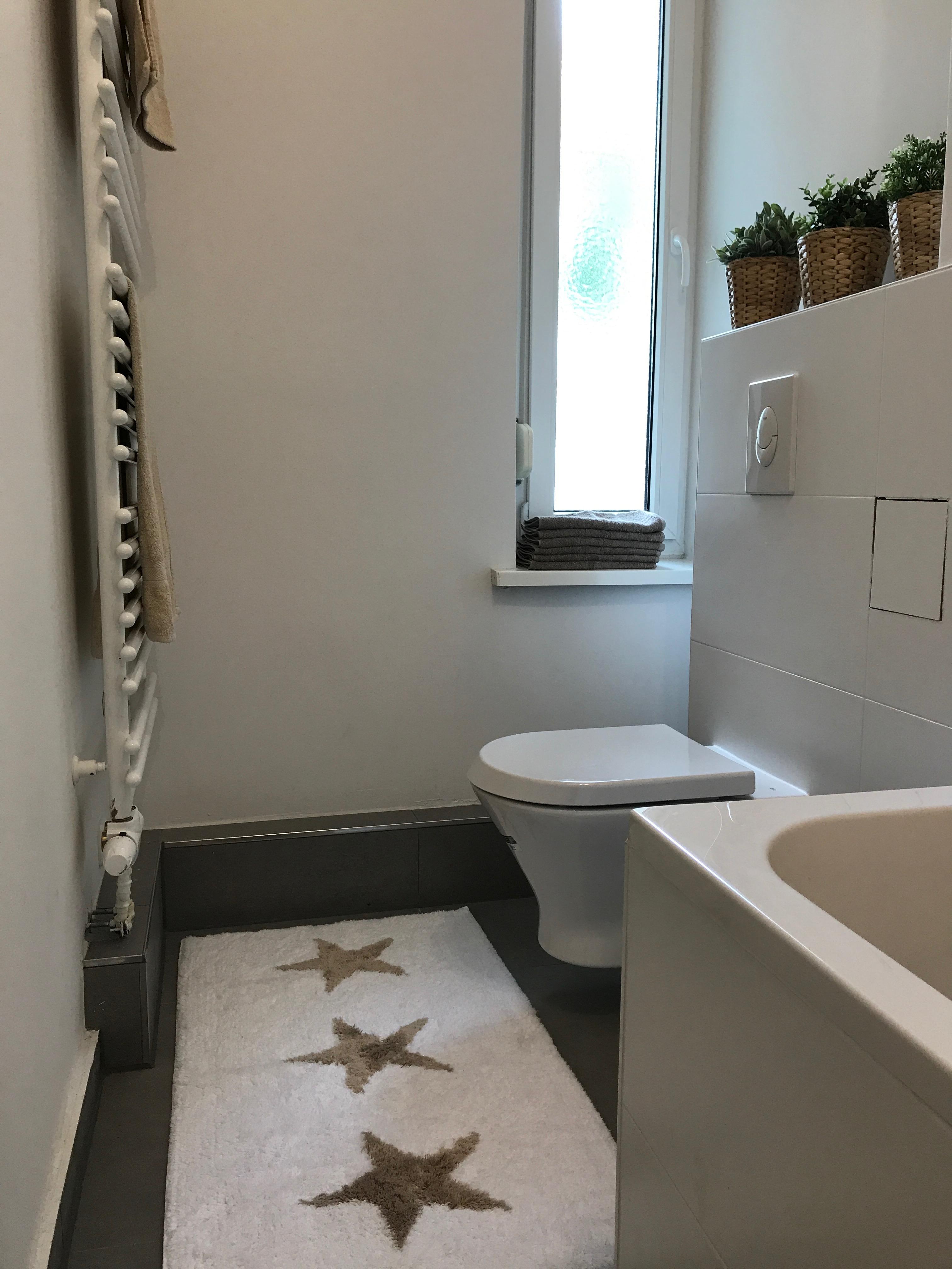Badezimmer mit Wanne und Strenchen #sterndeko ©Miracle Room