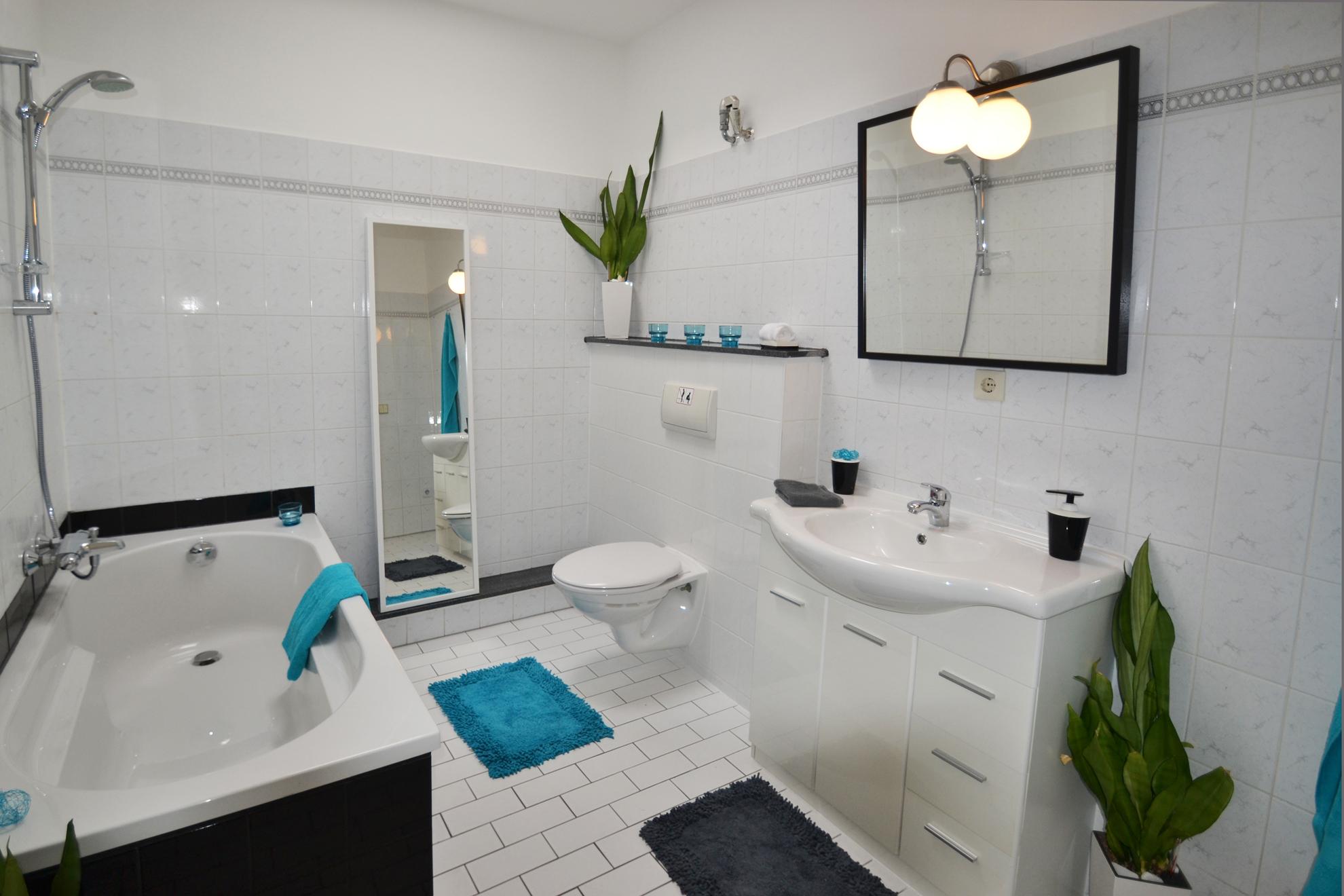 Badezimmer nach homestaging #badezimmer #weißefliesen #schwarzebadewanne ©wohnPerfektion