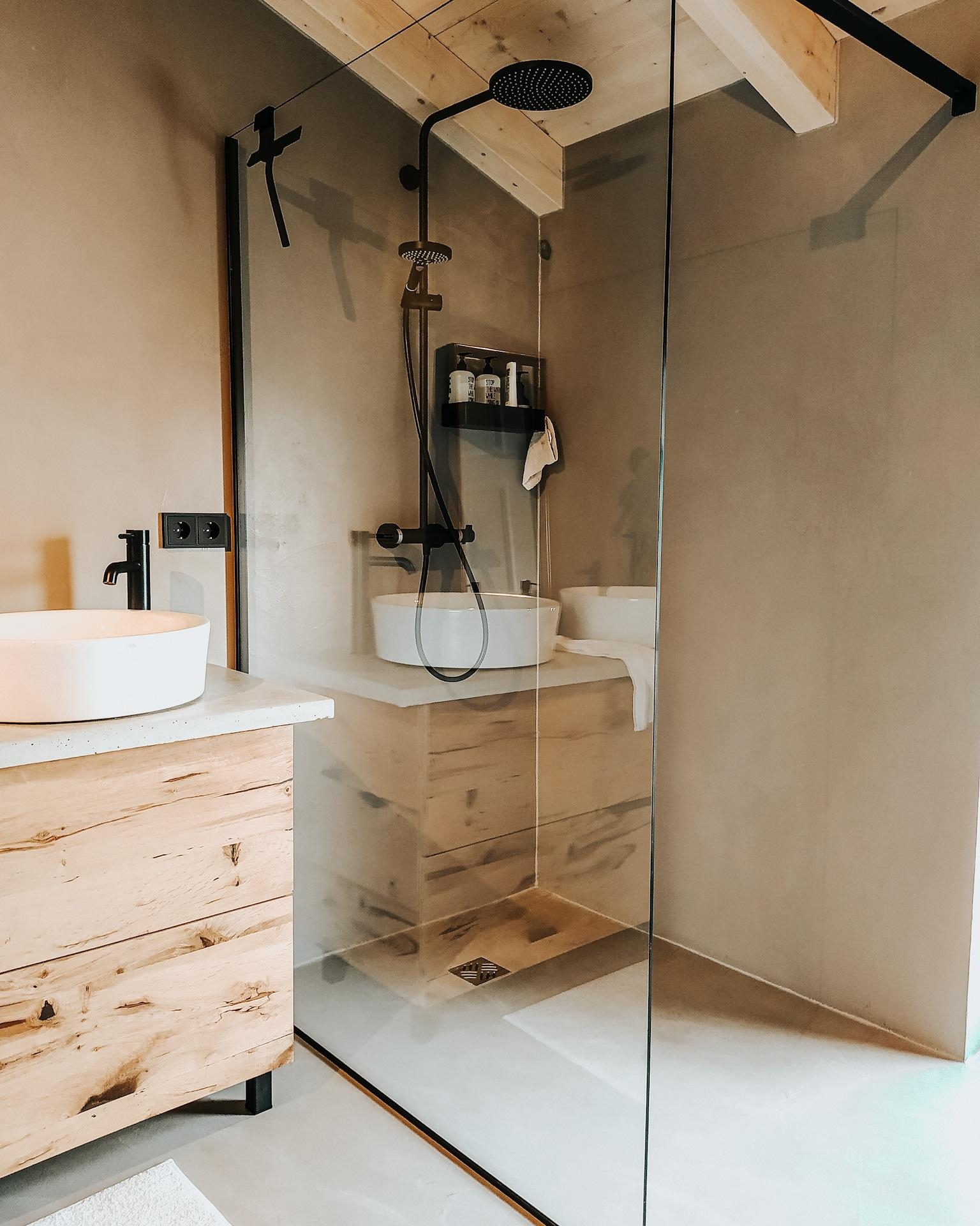 Badezimmer. Schlicht gehalten mit Beton und Holz, und Stahl. 
#industrialstyle
#industrialbathroom
#concretefloor
