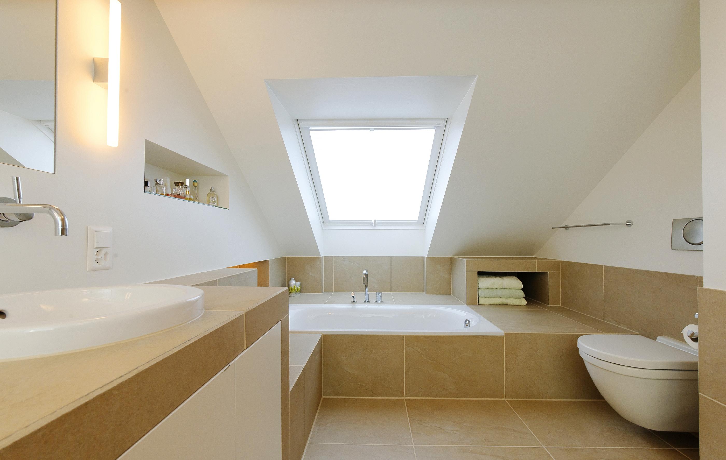 Badezimmer Umbau #dachschräge #dachfenster #fliesen ©Spaett Architekten