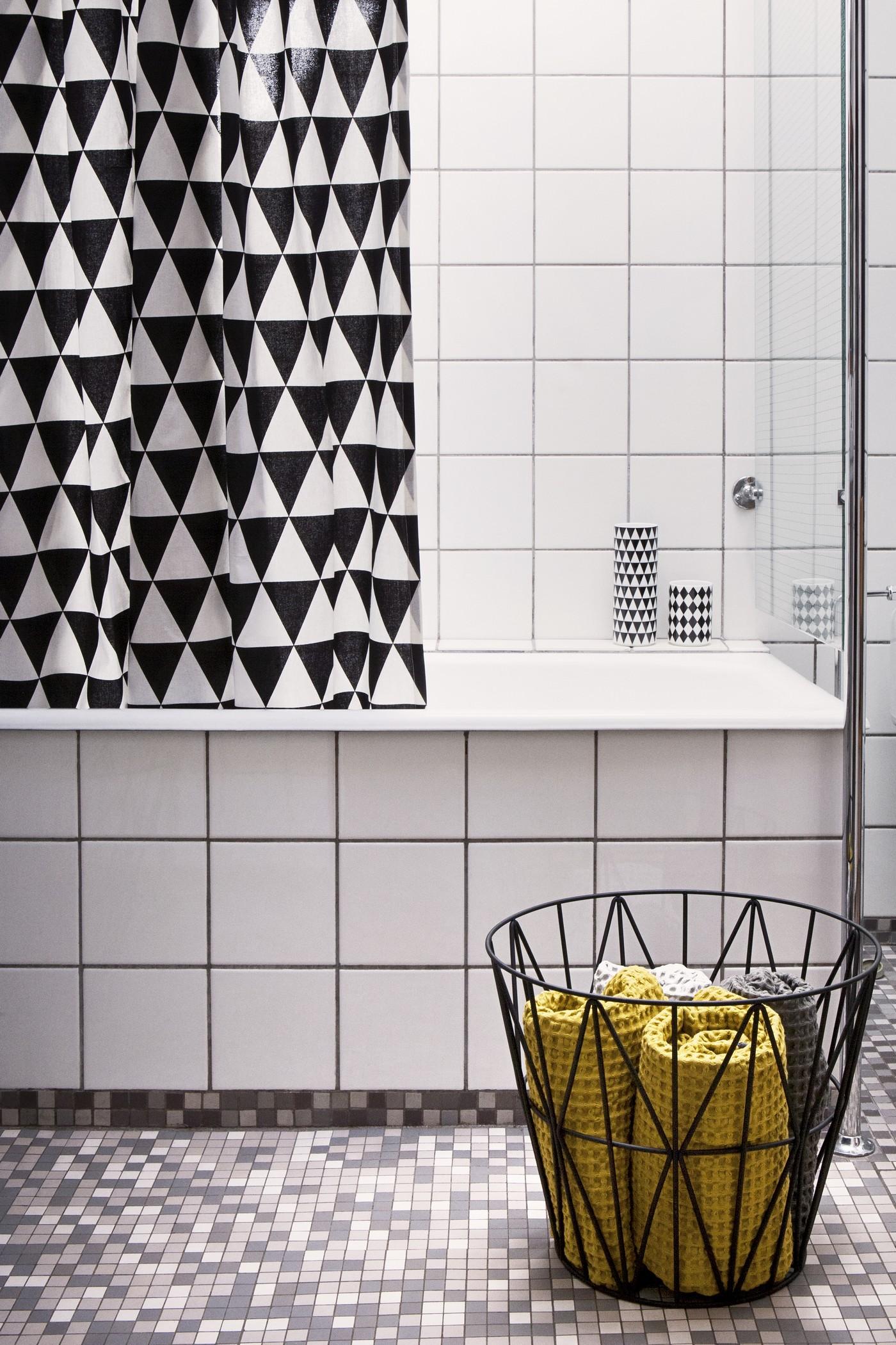 Badezimmer verschönern mit modernen Mustern und Farben #duschvorhang #handtuchhalter #grauerbodenbelag #badezimmereinrichtung ©ferm Living