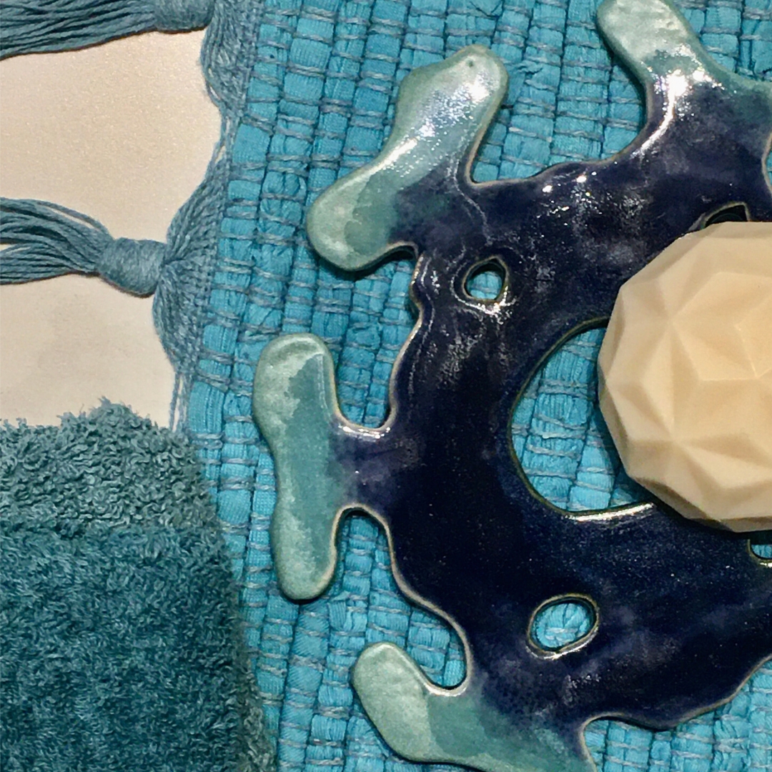#badezimmerdeko
Farben: Textilien blau und türkis
+ coole Seifenablage in Corona-Form selbst entworfen und getöpfert