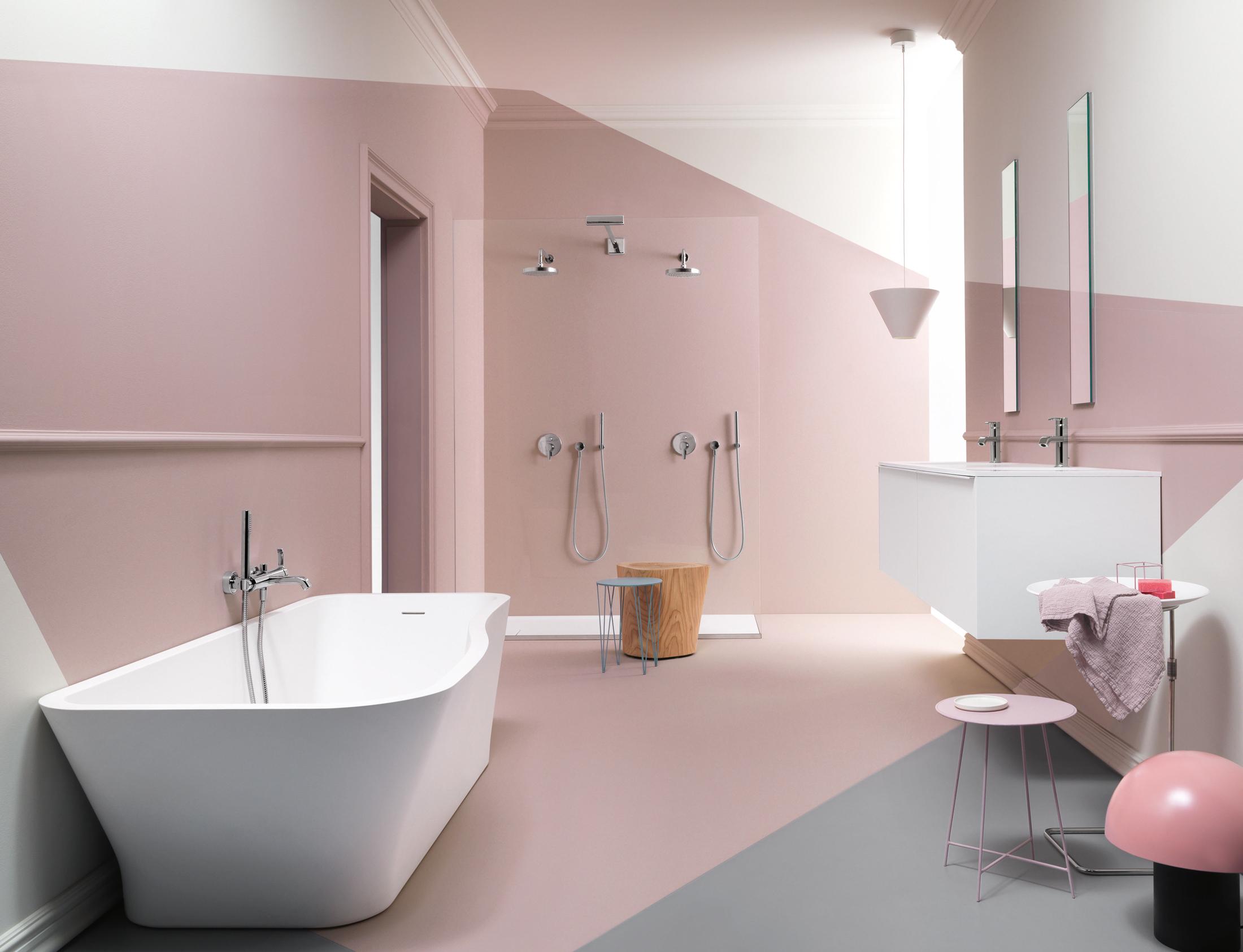 Badezimmergestaltung in zartem Rosé #badewanne #dusche #rosawandfarbe ©Faraway by Zucchetti / Kos
